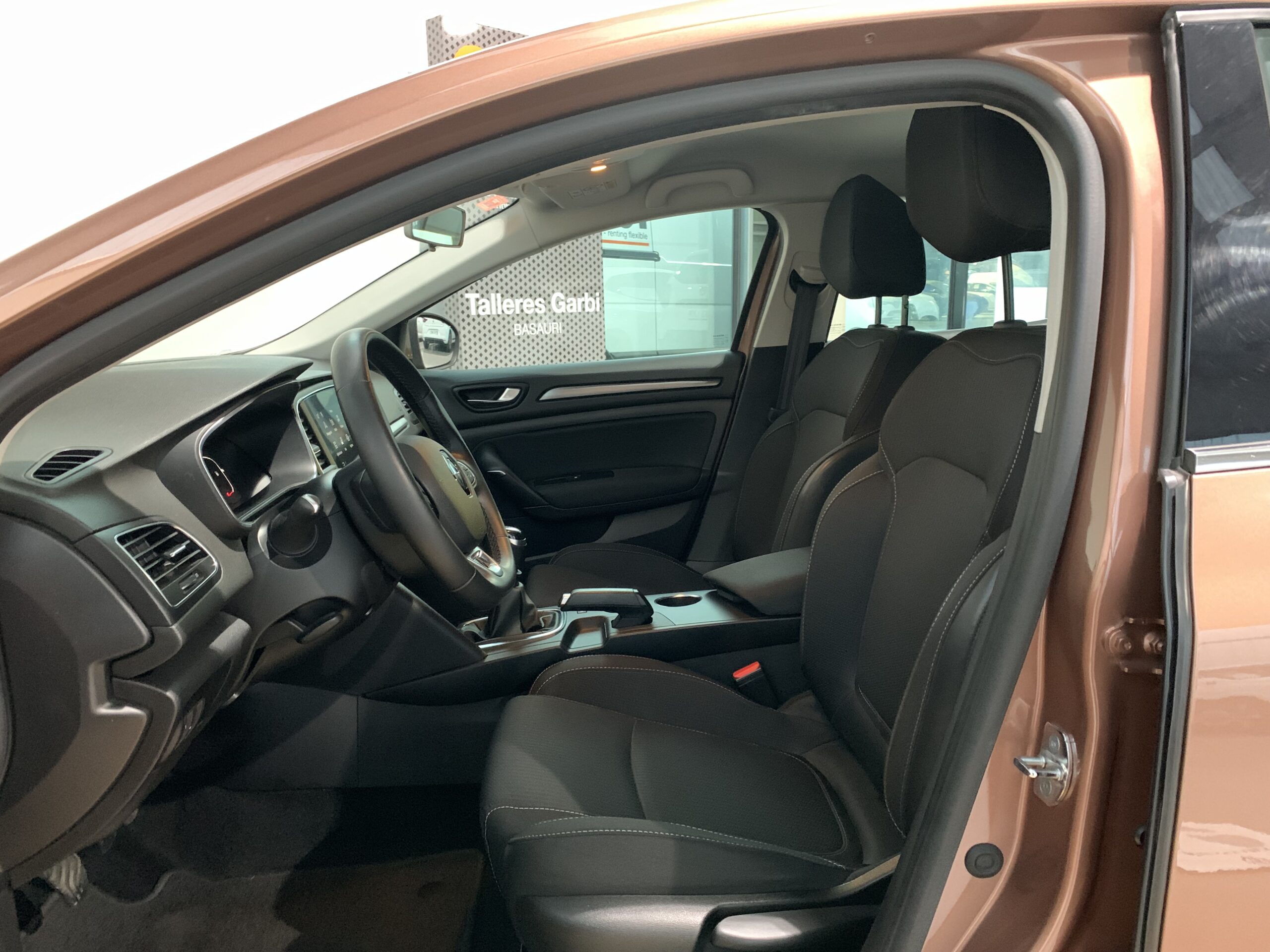 RENAULT MEGANE INTENS BLUE DCI 115CV + PACK NAVEGACION + SENSORES DE APARCAMIENTO DELANTEROS & TRASEROS