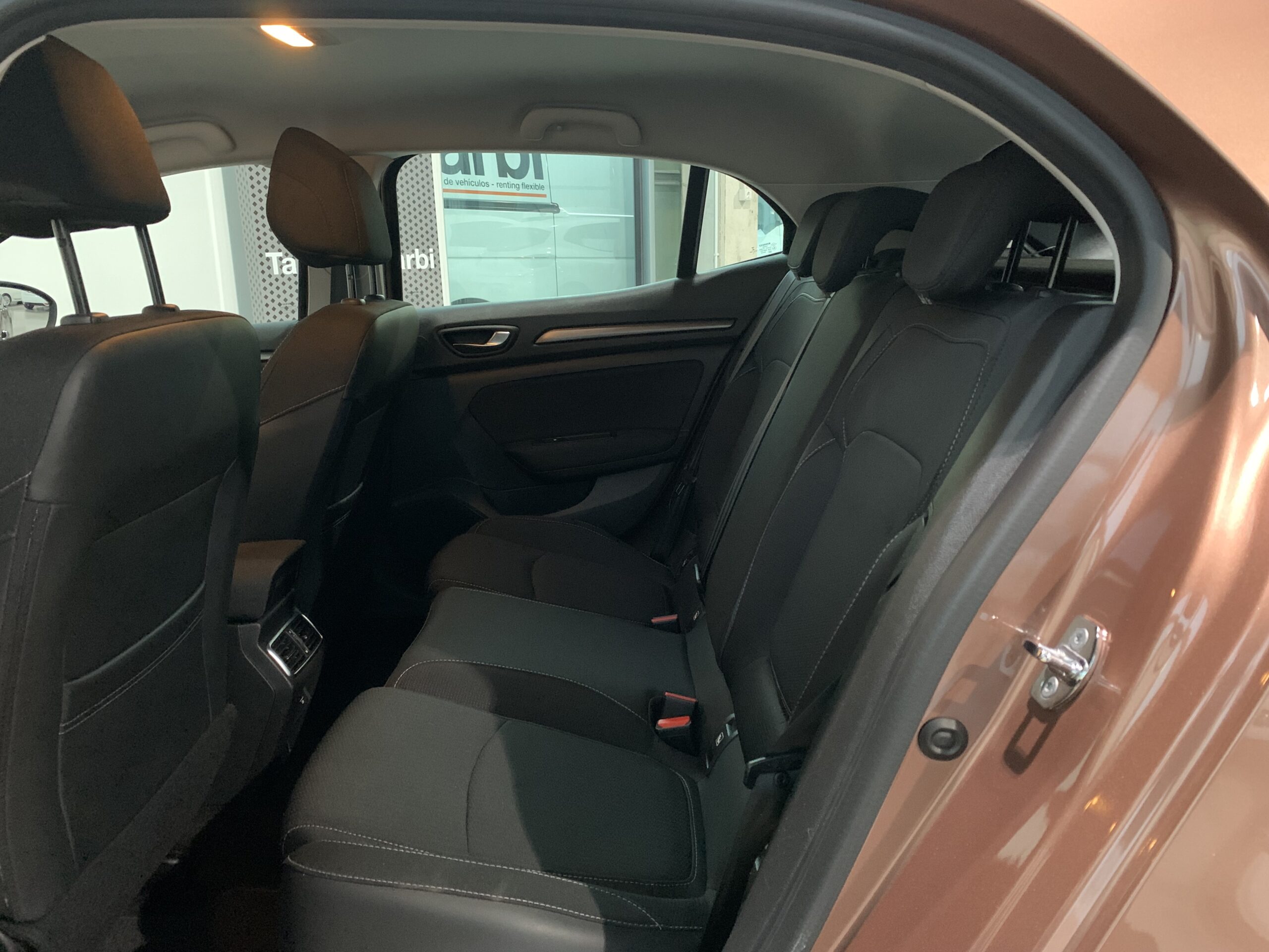 RENAULT MEGANE INTENS BLUE DCI 115CV + PACK NAVEGACION + SENSORES DE APARCAMIENTO DELANTEROS & TRASEROS