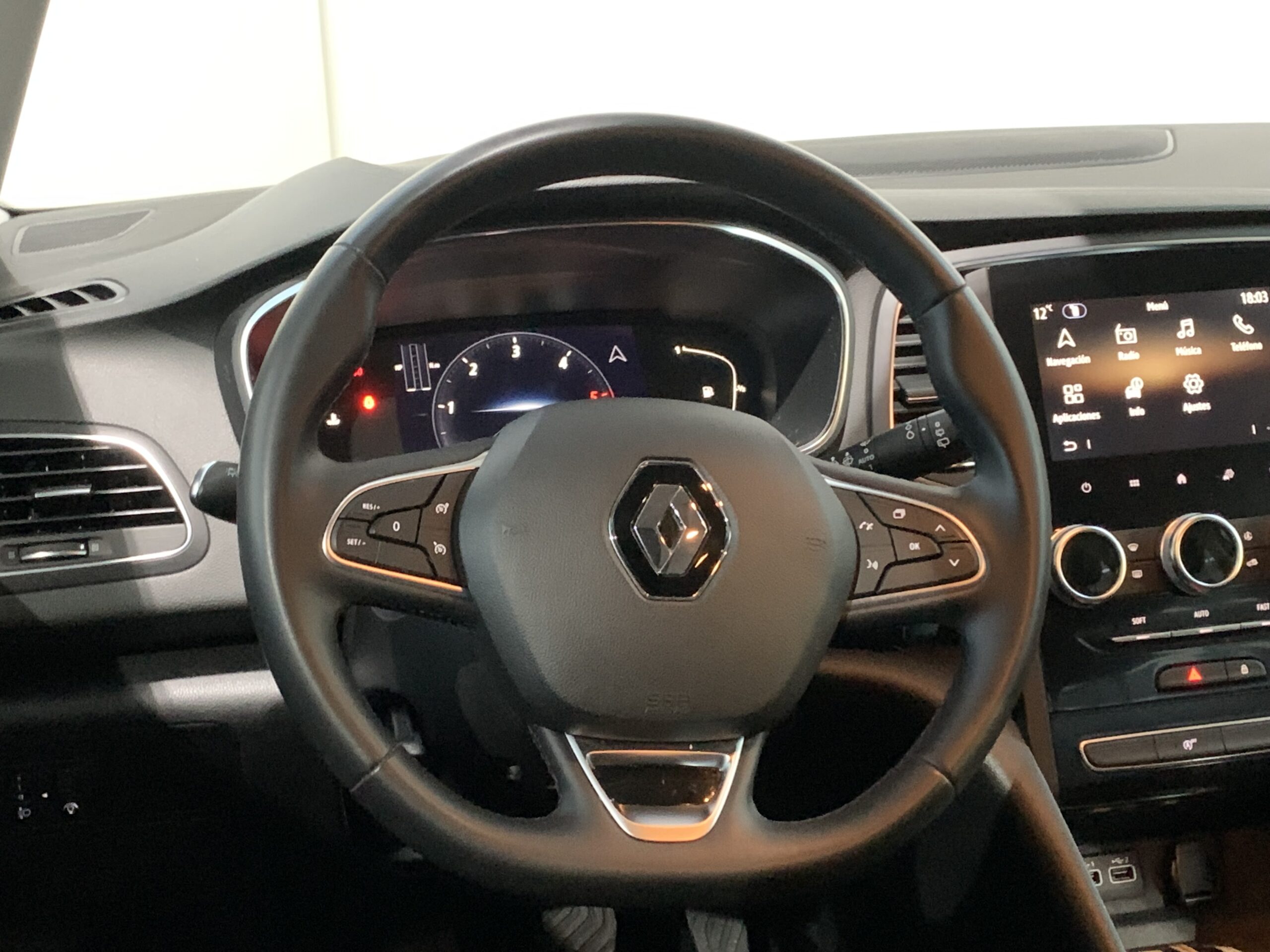 RENAULT MEGANE INTENS BLUE DCI 115CV + PACK NAVEGACION + SENSORES DE APARCAMIENTO DELANTEROS & TRASEROS