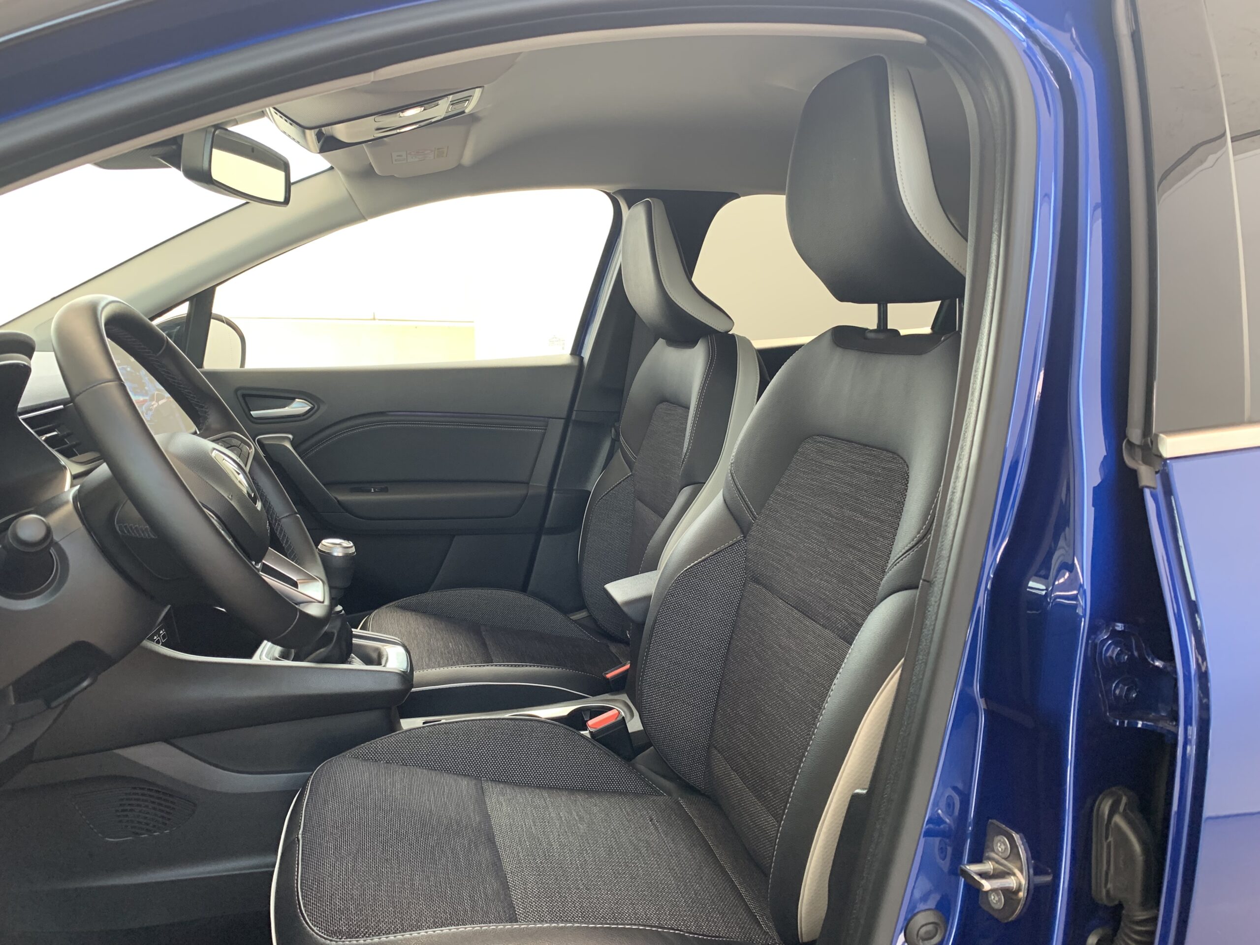 RENAULT CAPTUR TECHNO TCE 90CV + RUEDA DE REPUESTO + BARRAS DE TECHO LONGITUDINALES + CARGADOR POR INDUCCION + PACK FULL SCREEN + PACK CITY PREMIUM