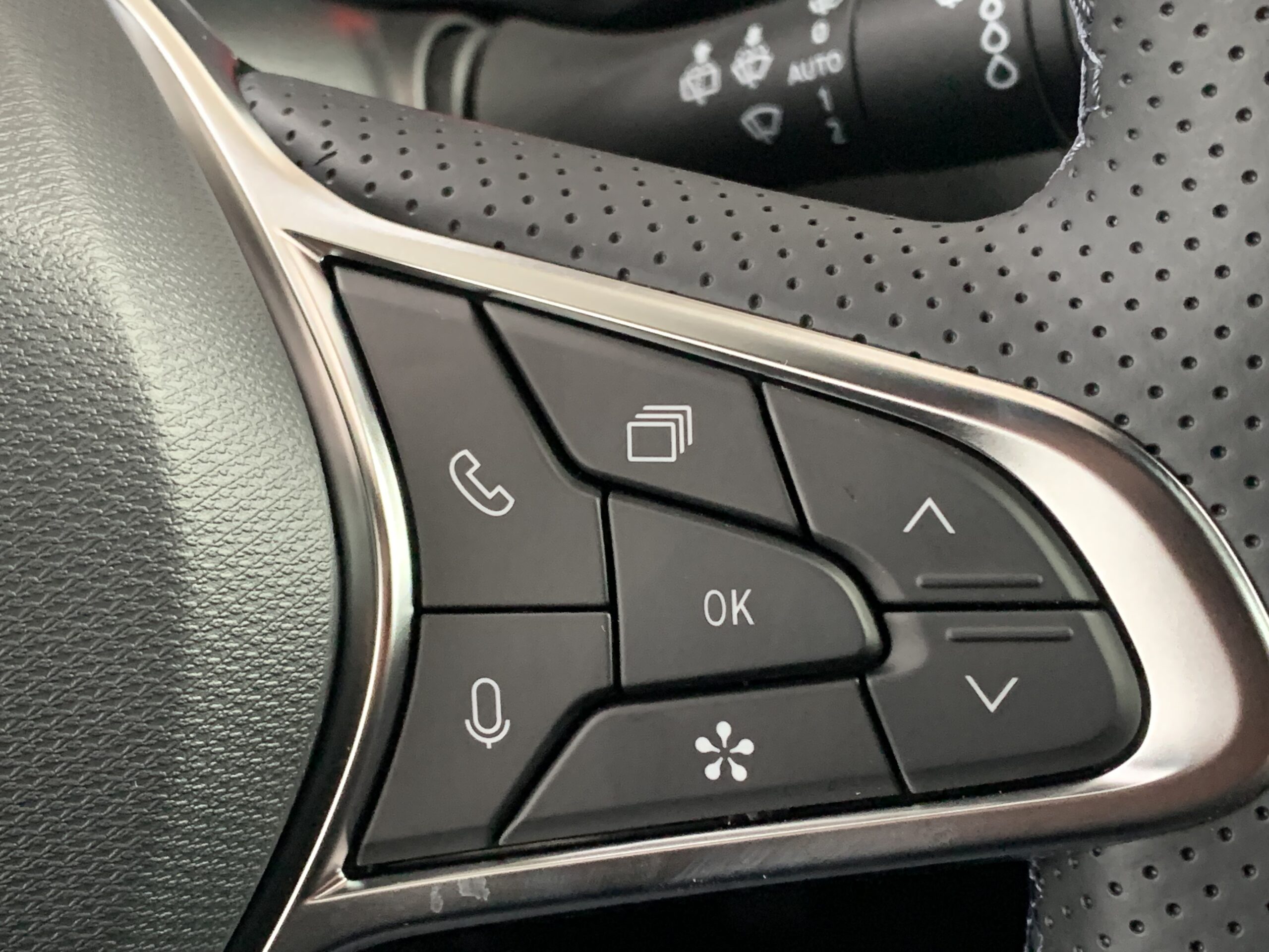 RENAULT CAPTUR TECHNO FULL HYBRID 160CV + TECHO NEGRO BRILLANTE + RUEDA DE EMERGENCIA