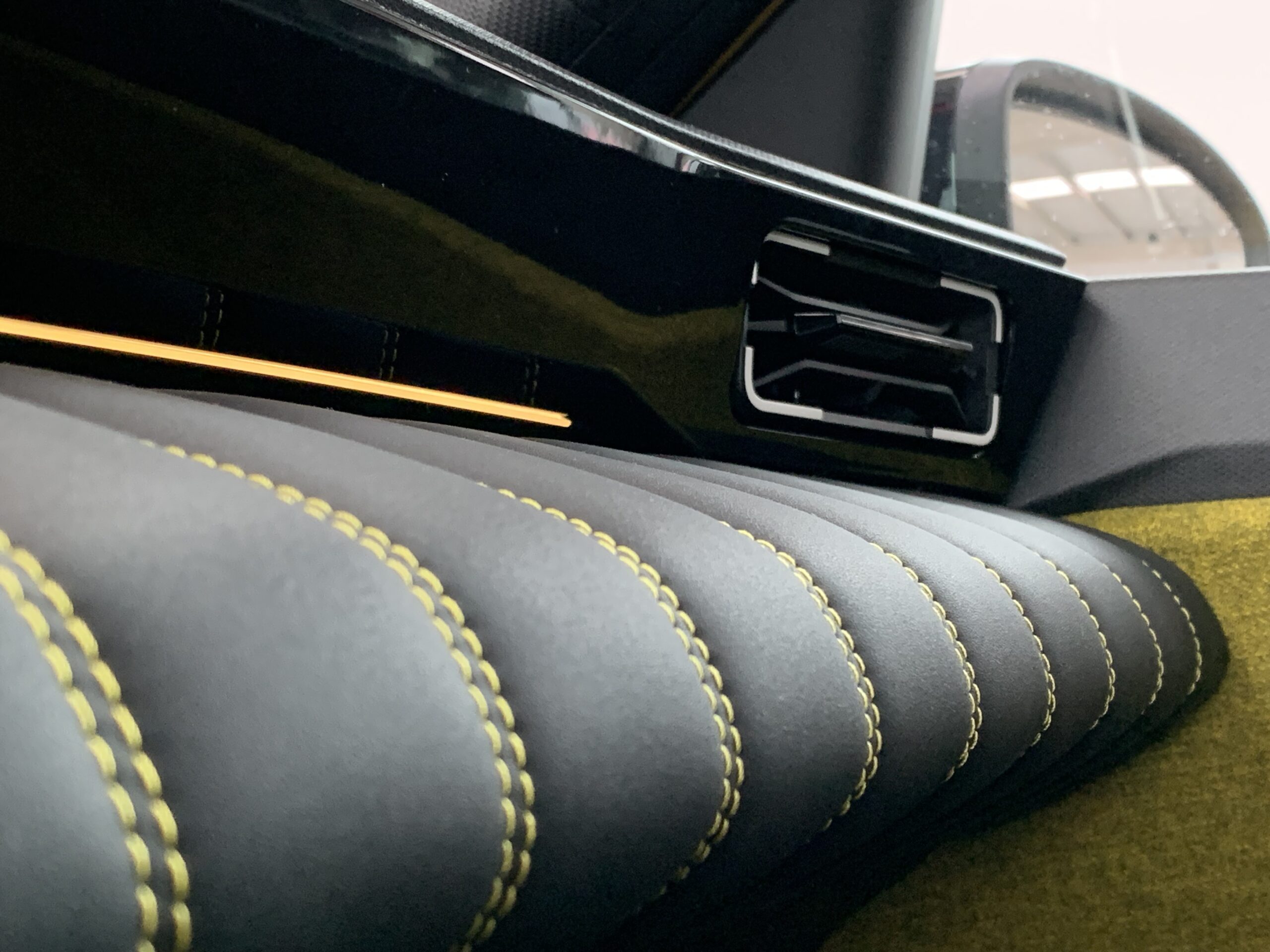 R5 100% ELECTRICO ICONIC CINQ 150CV AUTONOMIA CONFORT (HASTA 412KM) + CARGADOR BIDIRECCIONAL POWER TO OBJECT + PACK SAFETY & EASY DRIVE + SISTEMA MULTIMEDIA OPEN RLINK 10,1″ CON GOOGLE INTEGRADO Y AUDIO HARMAN KARDON