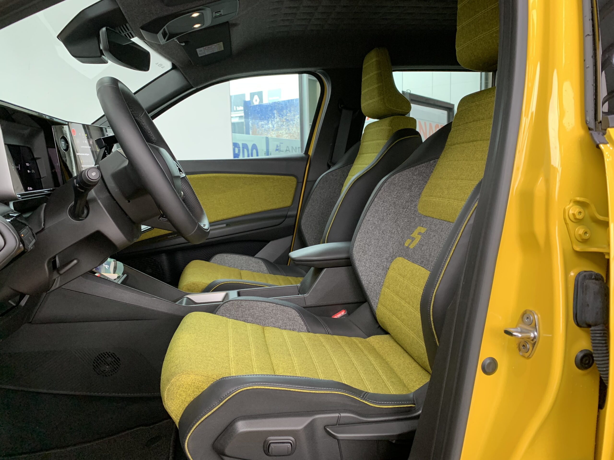 R5 100% ELECTRICO ICONIC CINQ 150CV AUTONOMIA CONFORT (HASTA 412KM) + CARGADOR BIDIRECCIONAL POWER TO OBJECT + PACK SAFETY & EASY DRIVE + SISTEMA MULTIMEDIA OPEN RLINK 10,1″ CON GOOGLE INTEGRADO Y AUDIO HARMAN KARDON