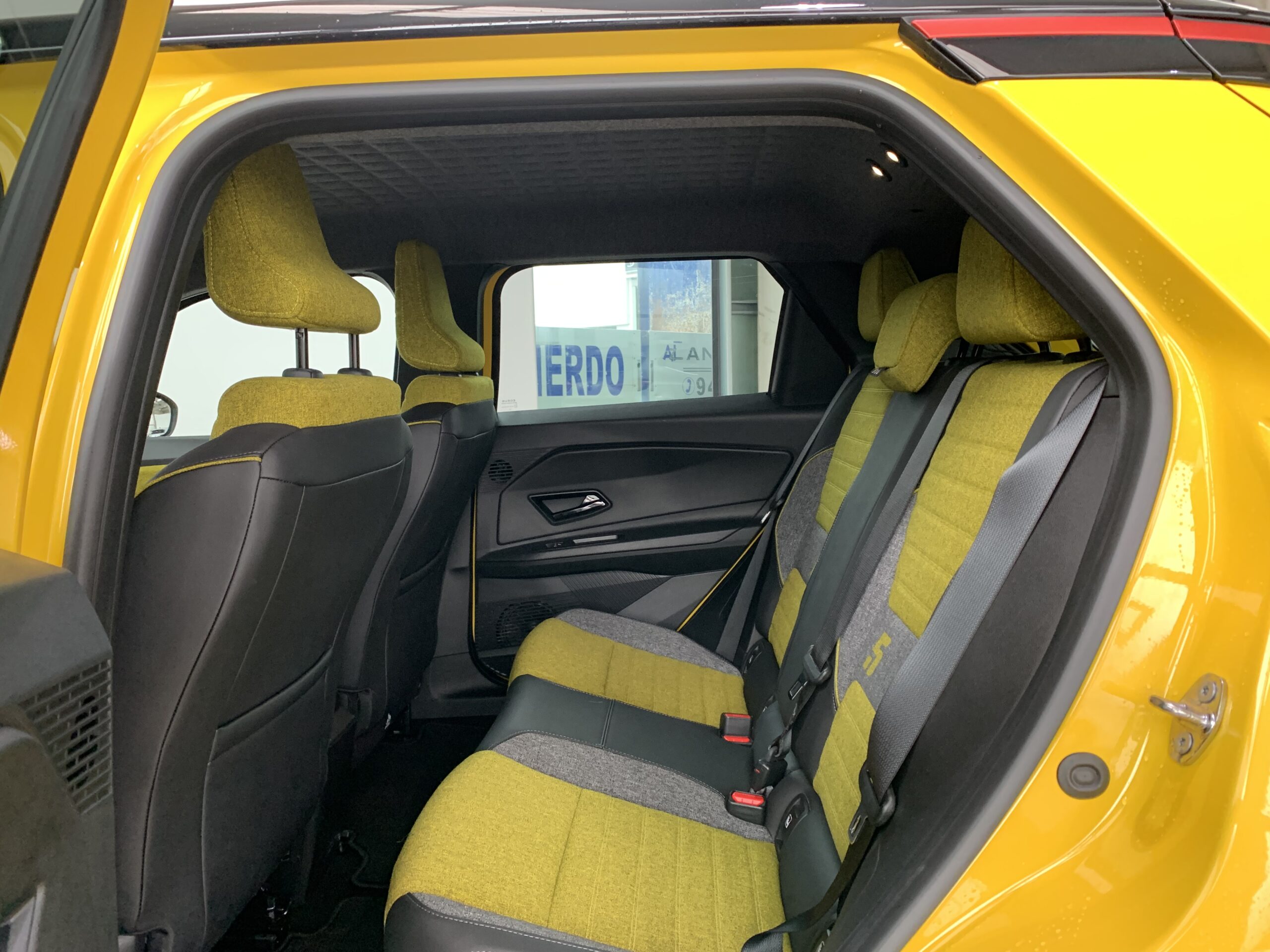 R5 100% ELECTRICO ICONIC CINQ 150CV AUTONOMIA CONFORT (HASTA 412KM) + CARGADOR BIDIRECCIONAL POWER TO OBJECT + PACK SAFETY & EASY DRIVE + SISTEMA MULTIMEDIA OPEN RLINK 10,1″ CON GOOGLE INTEGRADO Y AUDIO HARMAN KARDON