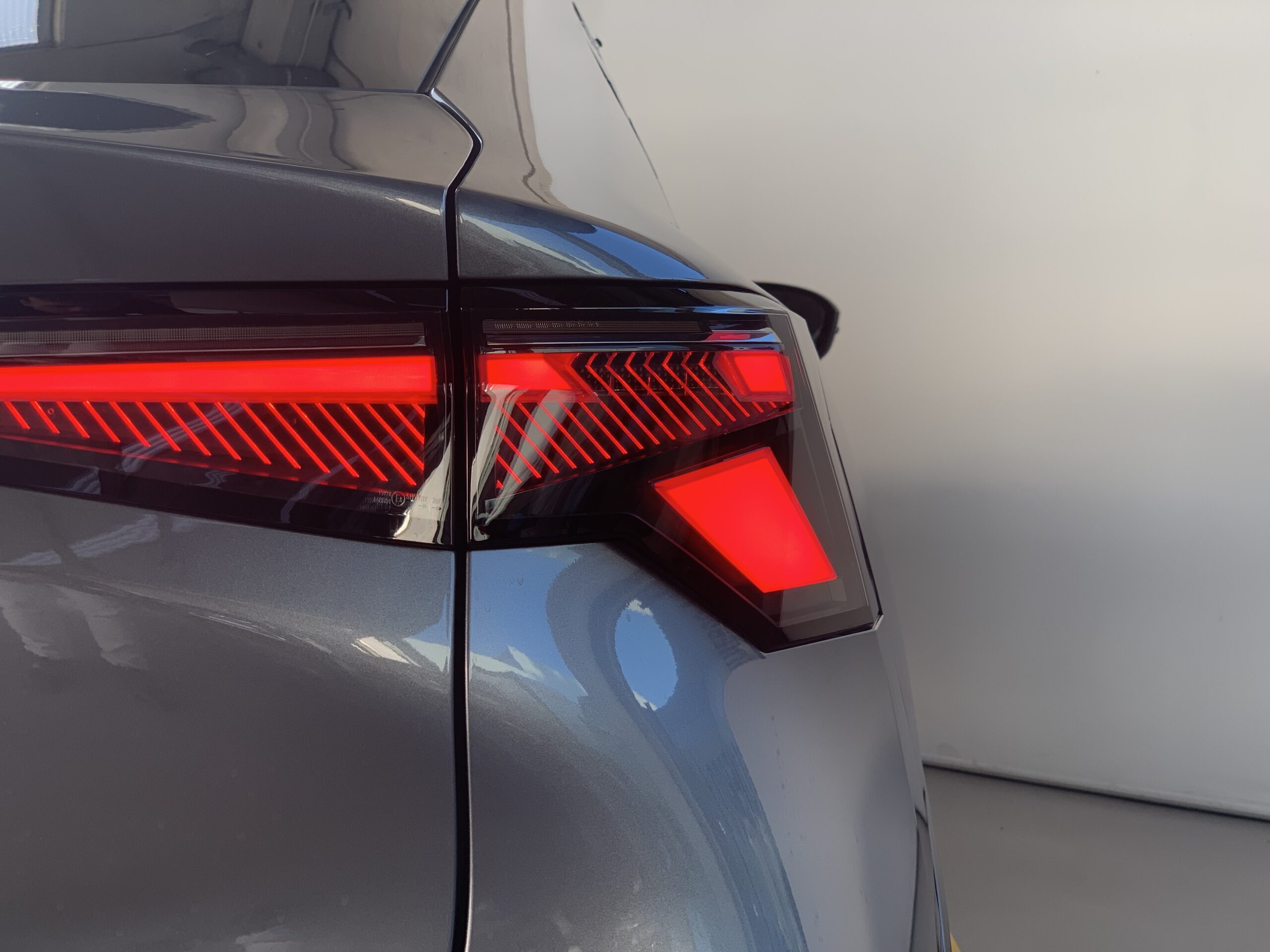 RENAULT RAFALE ESPIRIT ALPINE FULL HYBRID 200CV + PACK DRIVING & HEATING + PACK CITY PREMIUM + PACK CONFORT + RUEDA DE EMERGENCIA