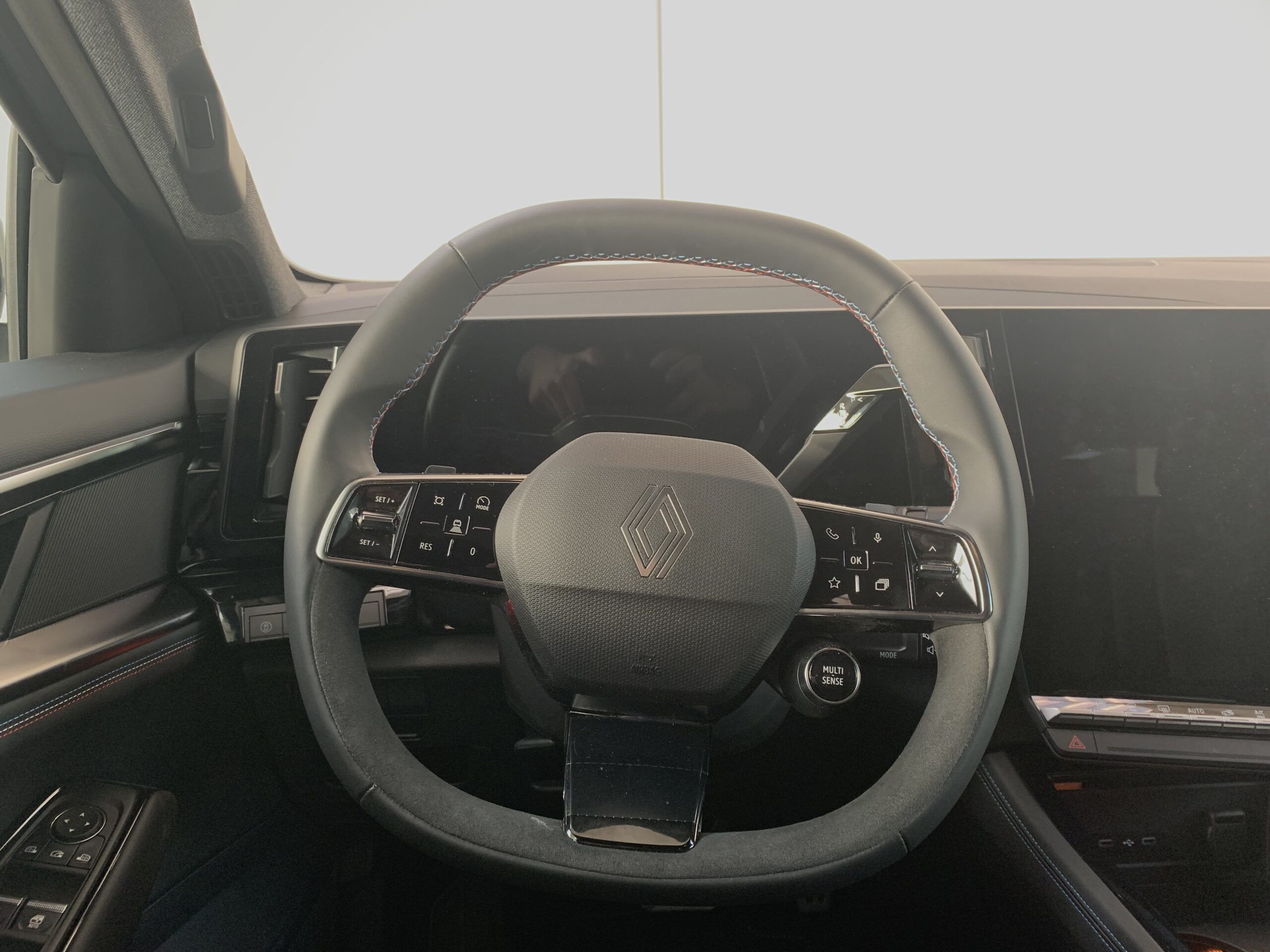 RENAULT RAFALE ESPIRIT ALPINE FULL HYBRID 200CV + PACK DRIVING & HEATING + PACK CITY PREMIUM + PACK CONFORT + RUEDA DE EMERGENCIA