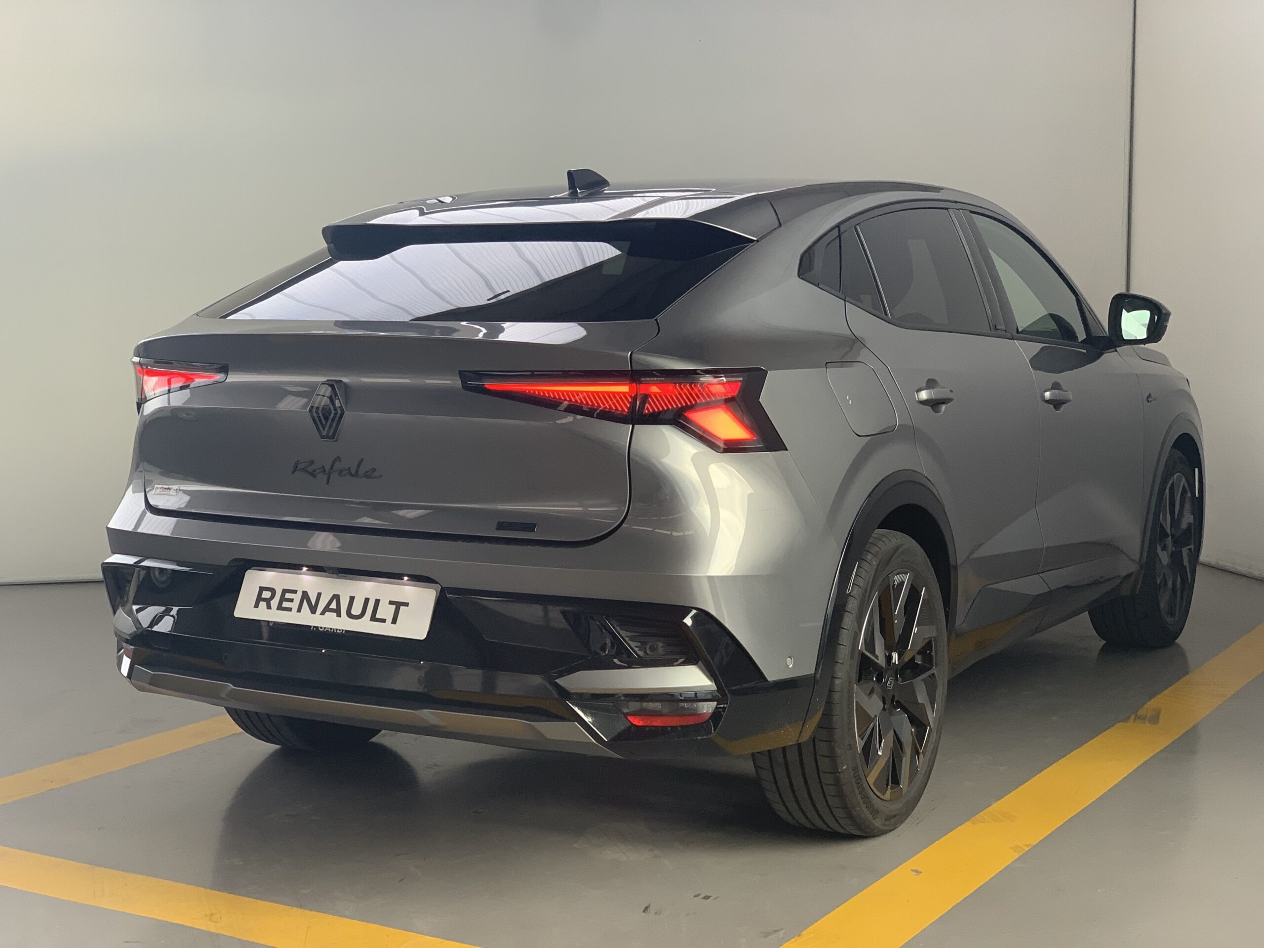 RENAULT RAFALE ESPIRIT ALPINE FULL HYBRID 200CV + PACK DRIVING & HEATING + PACK CITY PREMIUM + PACK CONFORT + RUEDA DE EMERGENCIA