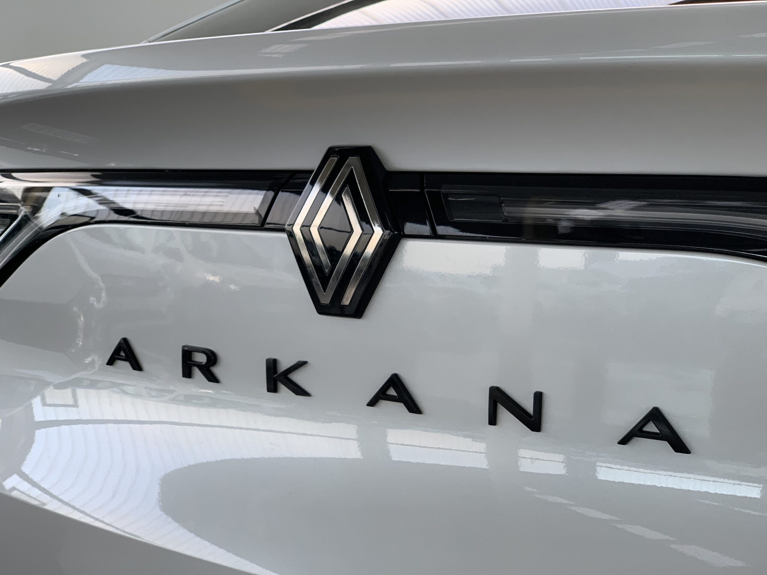 NUEVO ARKANA ESPIRIT ALPINE E-TECH 145CV + TECHO NEGRO + PACK PARKING (CAMARA 360º)