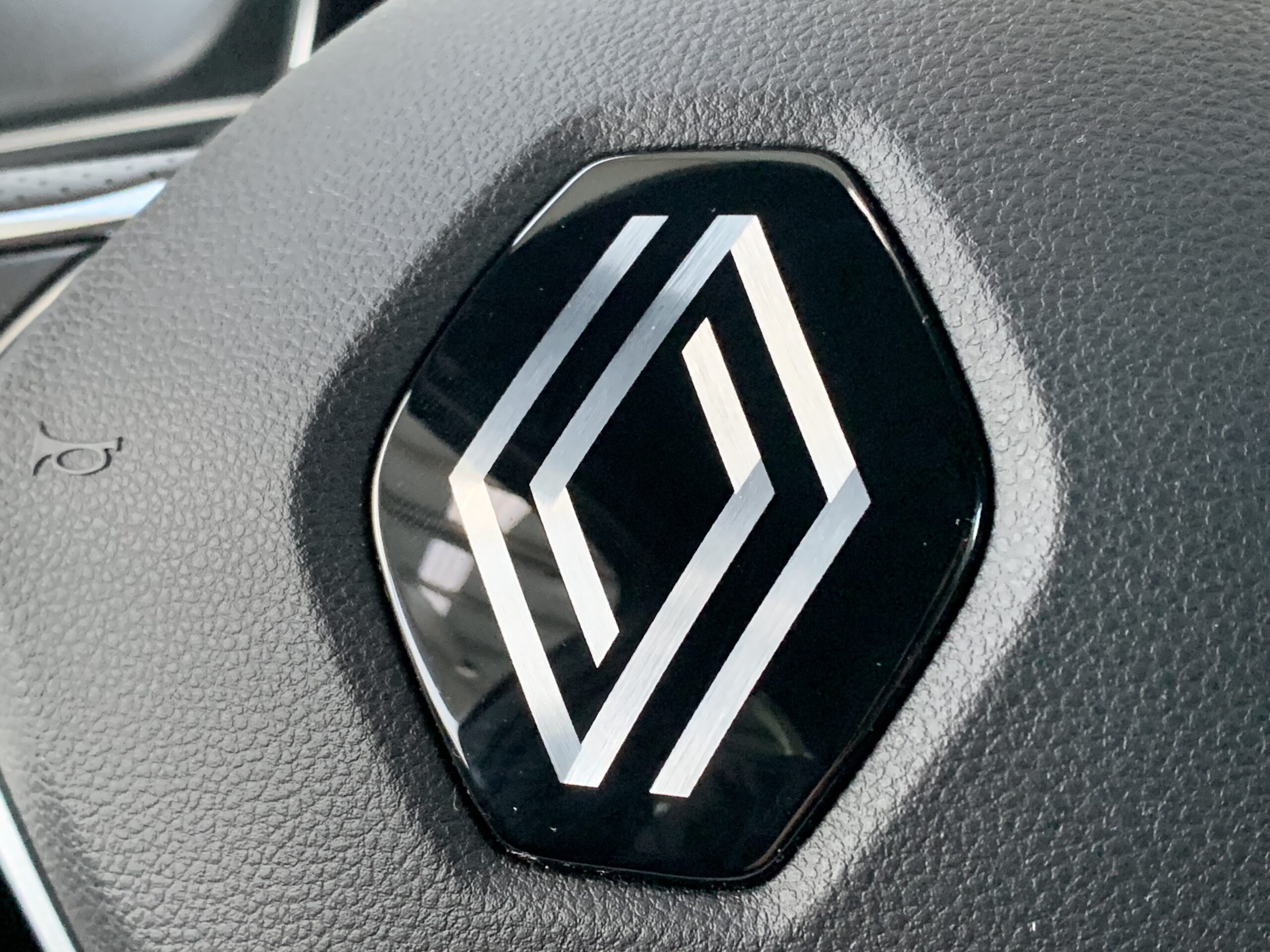 NUEVO ARKANA ESPIRIT ALPINE E-TECH 145CV + TECHO NEGRO + PACK PARKING (CAMARA 360º)