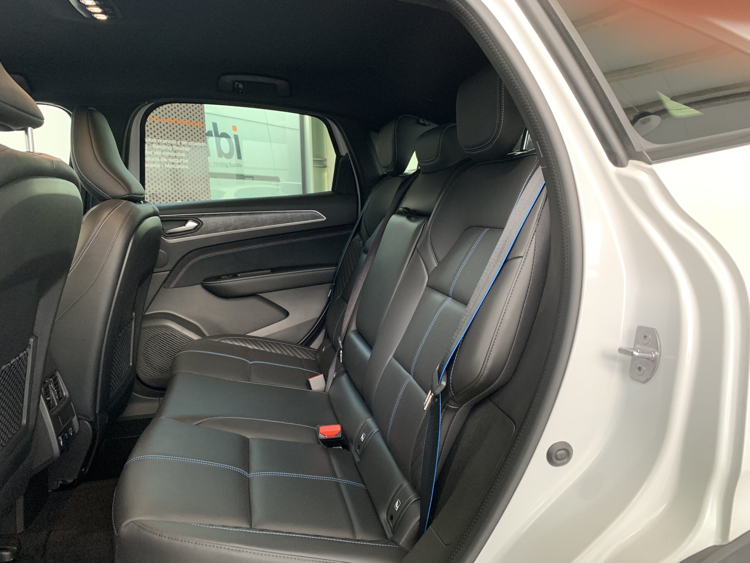 NUEVO ARKANA ESPIRIT ALPINE E-TECH 145CV + TECHO NEGRO + PACK PARKING (CAMARA 360º)