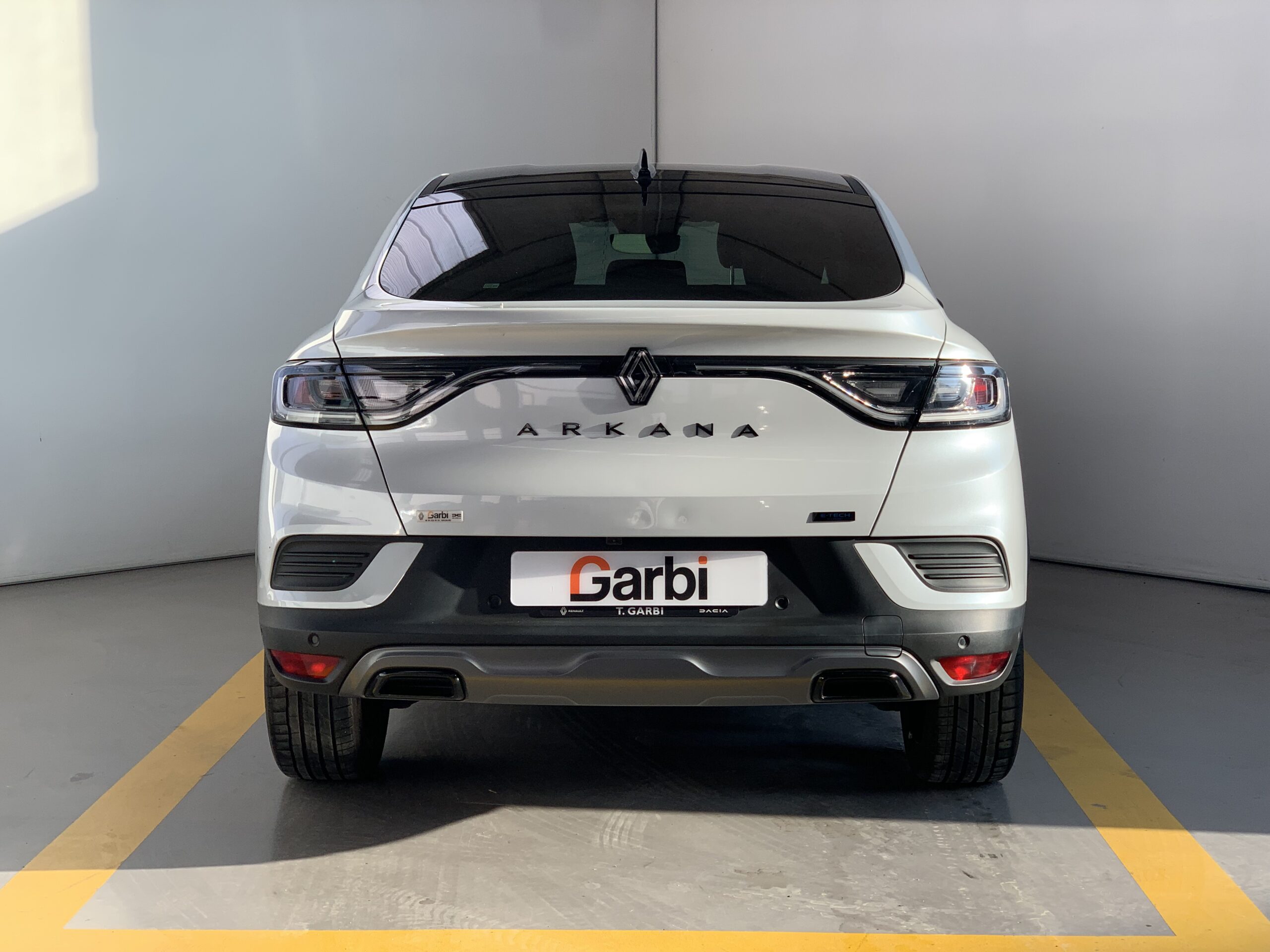 RENAULT ARKANA ESPIRIT ALPINE FULL HYBRID 145CV + TECHO NEGRO + PACK PARKING