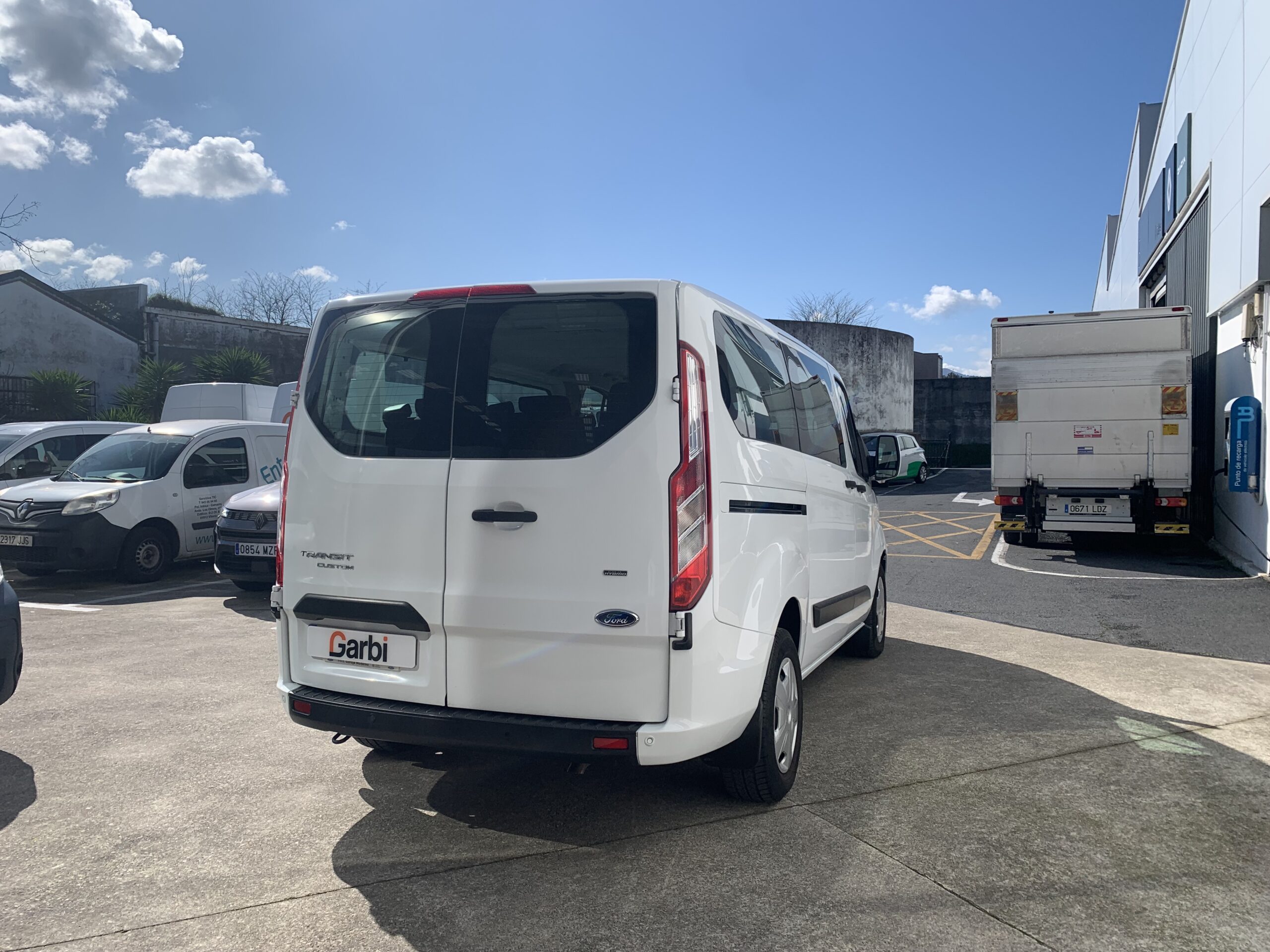 FORD TRANSIT CUSTOM KOMBI L1H1 9 PLAZAS 320 TREND HIBRIDO ENCHUFABLE DE 125CV