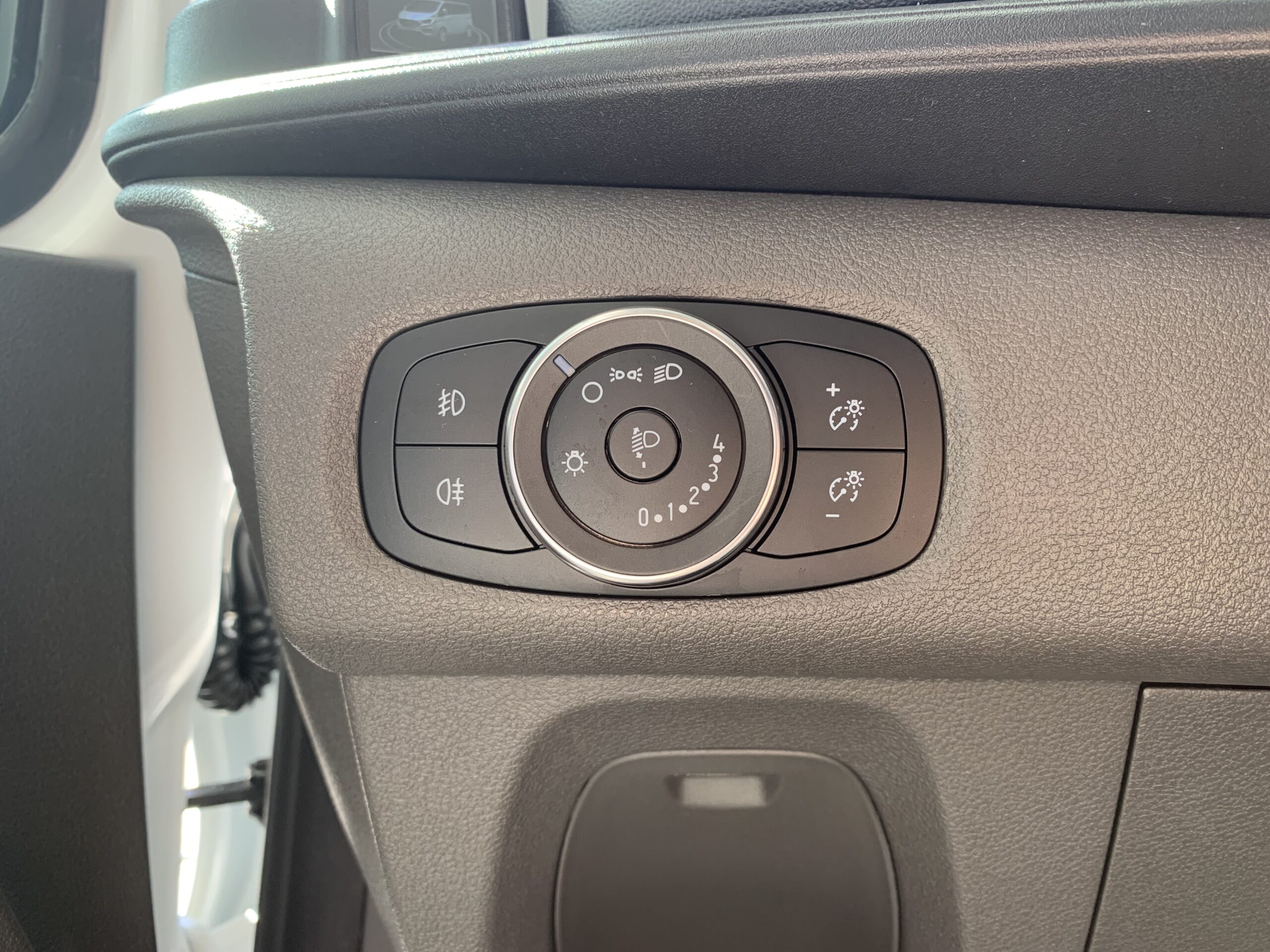 FORD TRANSIT CUSTOM KOMBI L1H1 9 PLAZAS 320 TREND HIBRIDO ENCHUFABLE DE 125CV