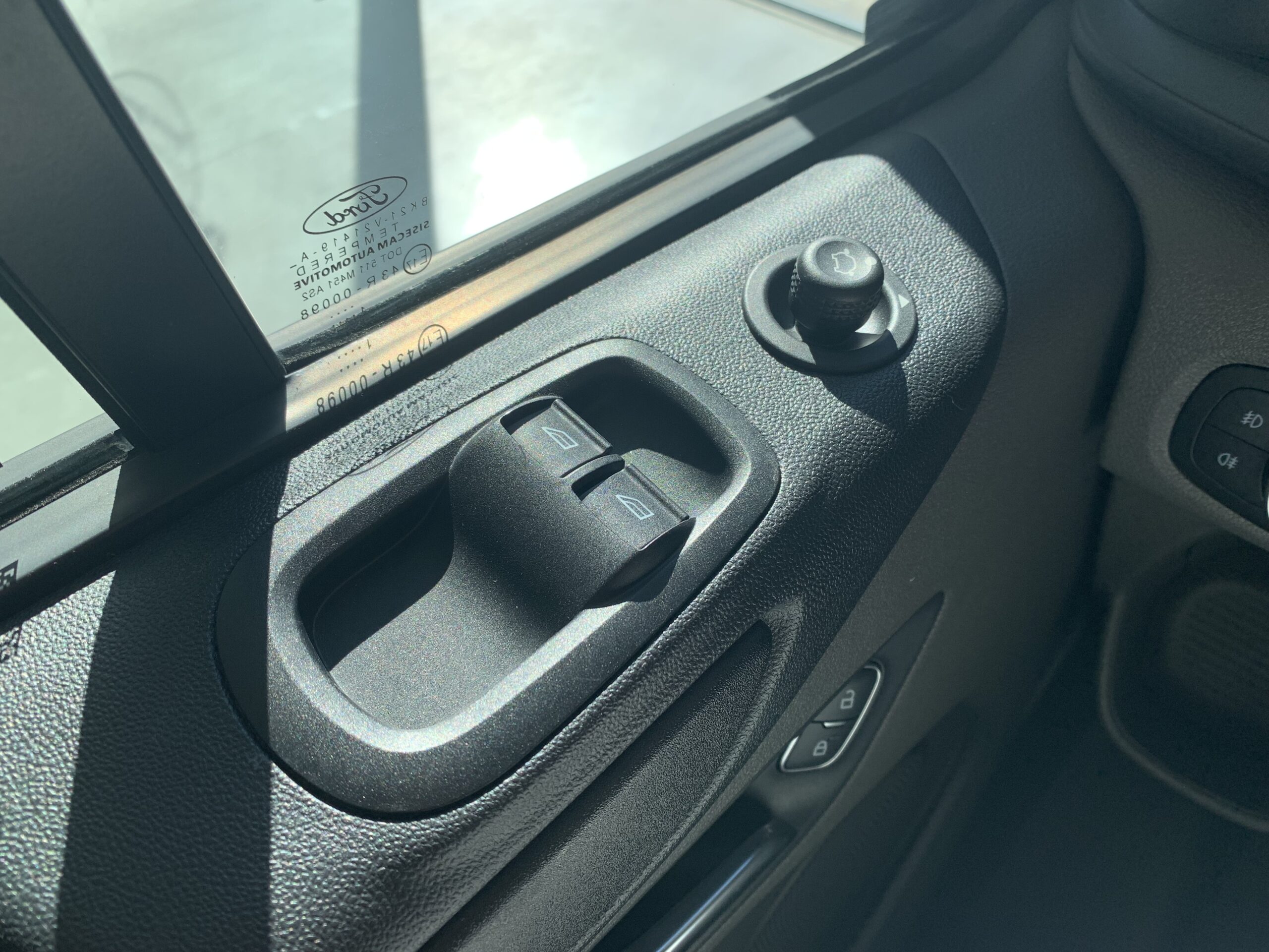 FORD TRANSIT CUSTOM KOMBI L1H1 9 PLAZAS 320 TREND HIBRIDO ENCHUFABLE DE 125CV