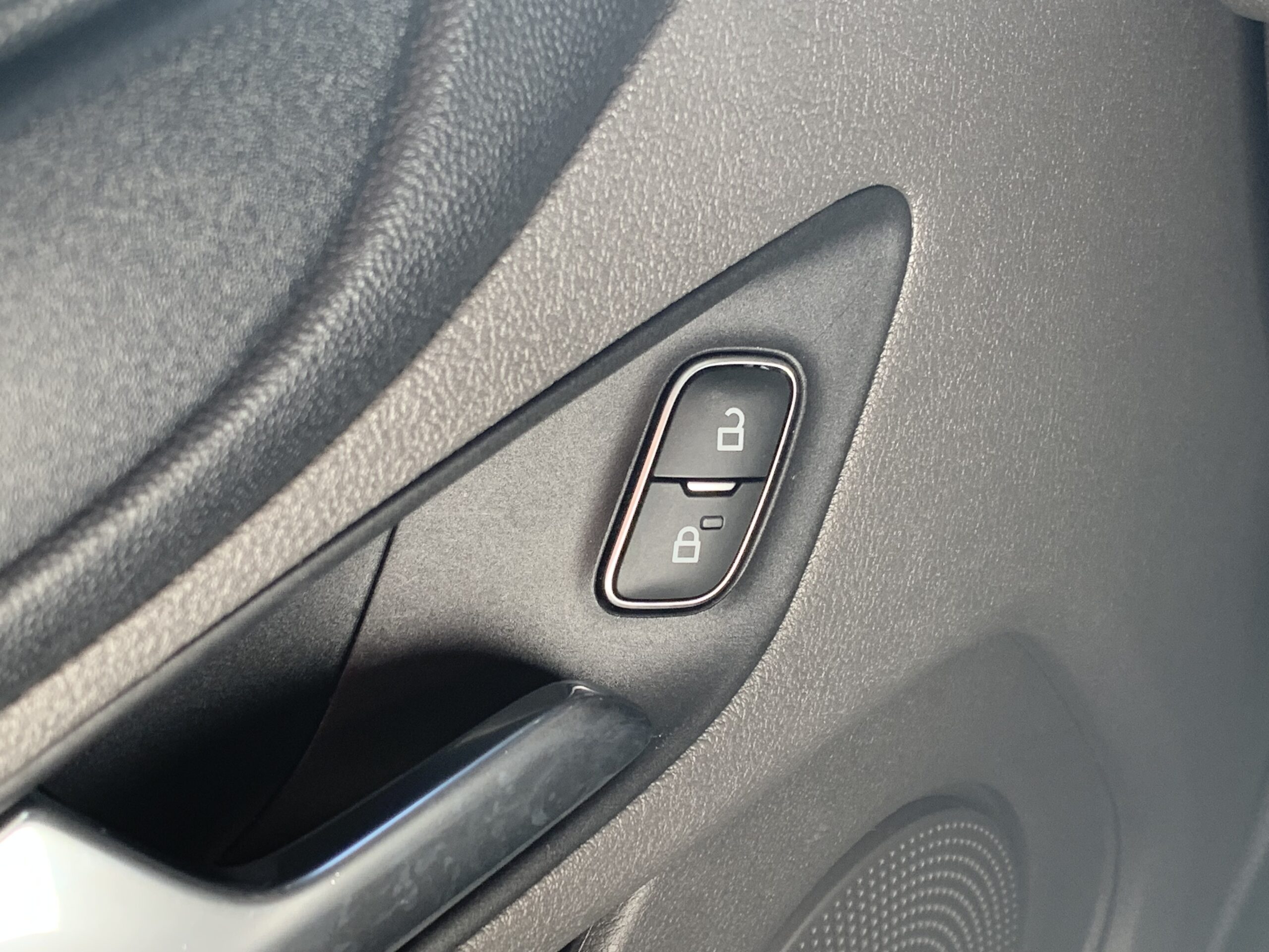 FORD TRANSIT CUSTOM KOMBI L1H1 9 PLAZAS 320 TREND HIBRIDO ENCHUFABLE DE 125CV