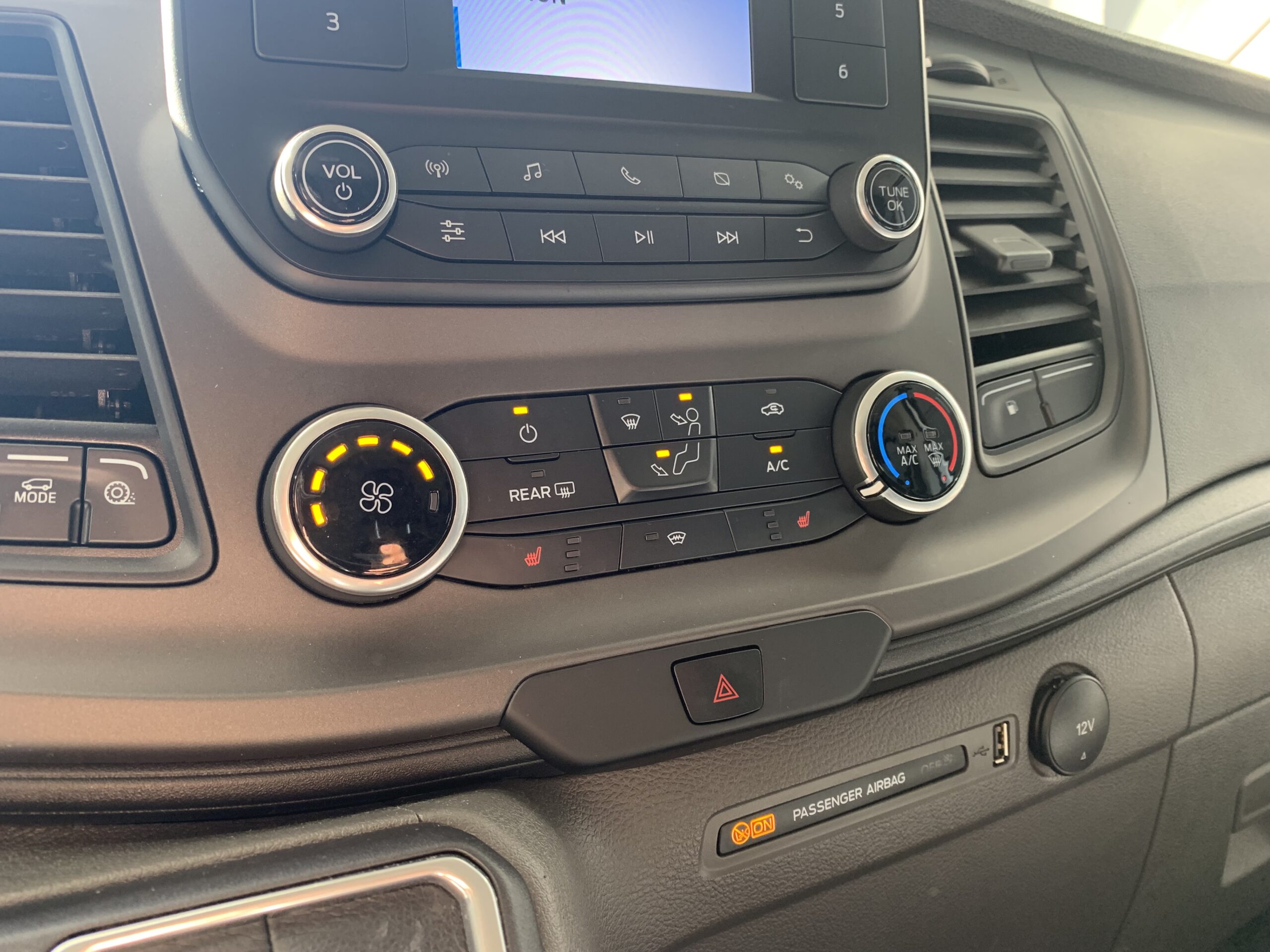 FORD TRANSIT CUSTOM KOMBI L1H1 9 PLAZAS 320 TREND HIBRIDO ENCHUFABLE DE 125CV