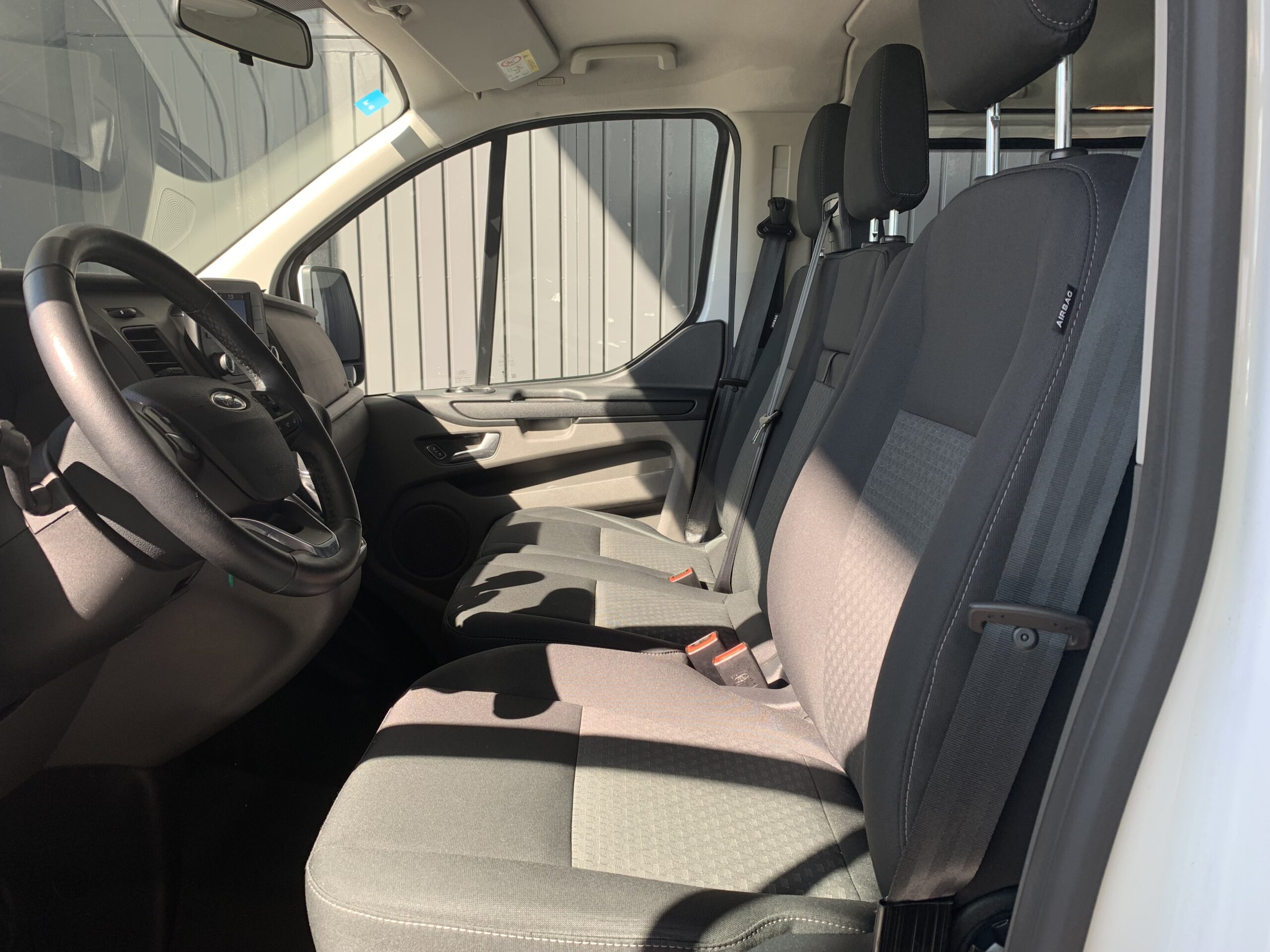 FORD TRANSIT CUSTOM KOMBI L1H1 9 PLAZAS 320 TREND HIBRIDO ENCHUFABLE DE 125CV