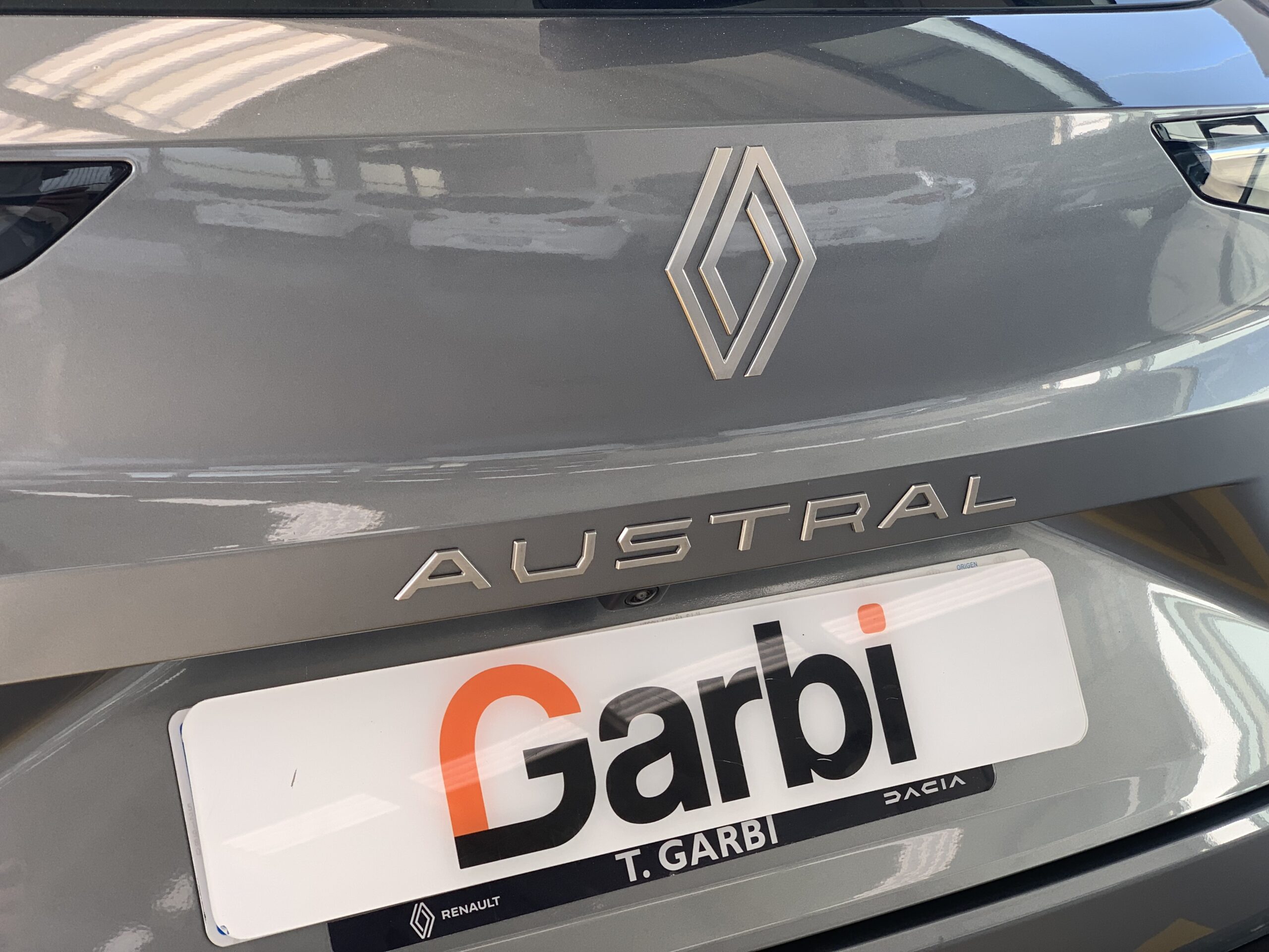 RENAULT AUSTRAL TECHNO E-TECH FULL HYBRID 200CV + TECHO DE COLOR NEGRO