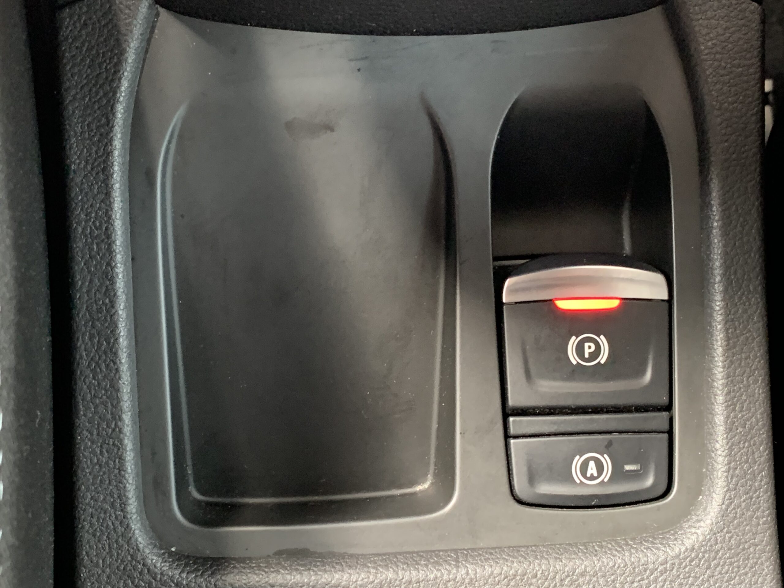 CLIO TECHNO TCE 140 CV + CARGADOR DE INDUCCIÓN + PACK EASY PARKING + PACK LIGHTING + PACK FULL SCREEN EASY LINK + RUEDA DE REPUESTO