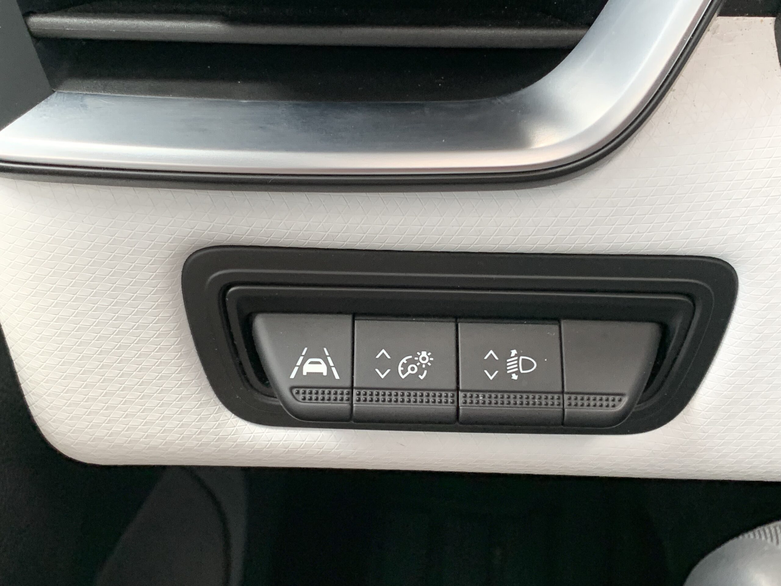 CLIO TECHNO TCE 140 CV + CARGADOR DE INDUCCIÓN + PACK EASY PARKING + PACK LIGHTING + PACK FULL SCREEN EASY LINK + RUEDA DE REPUESTO