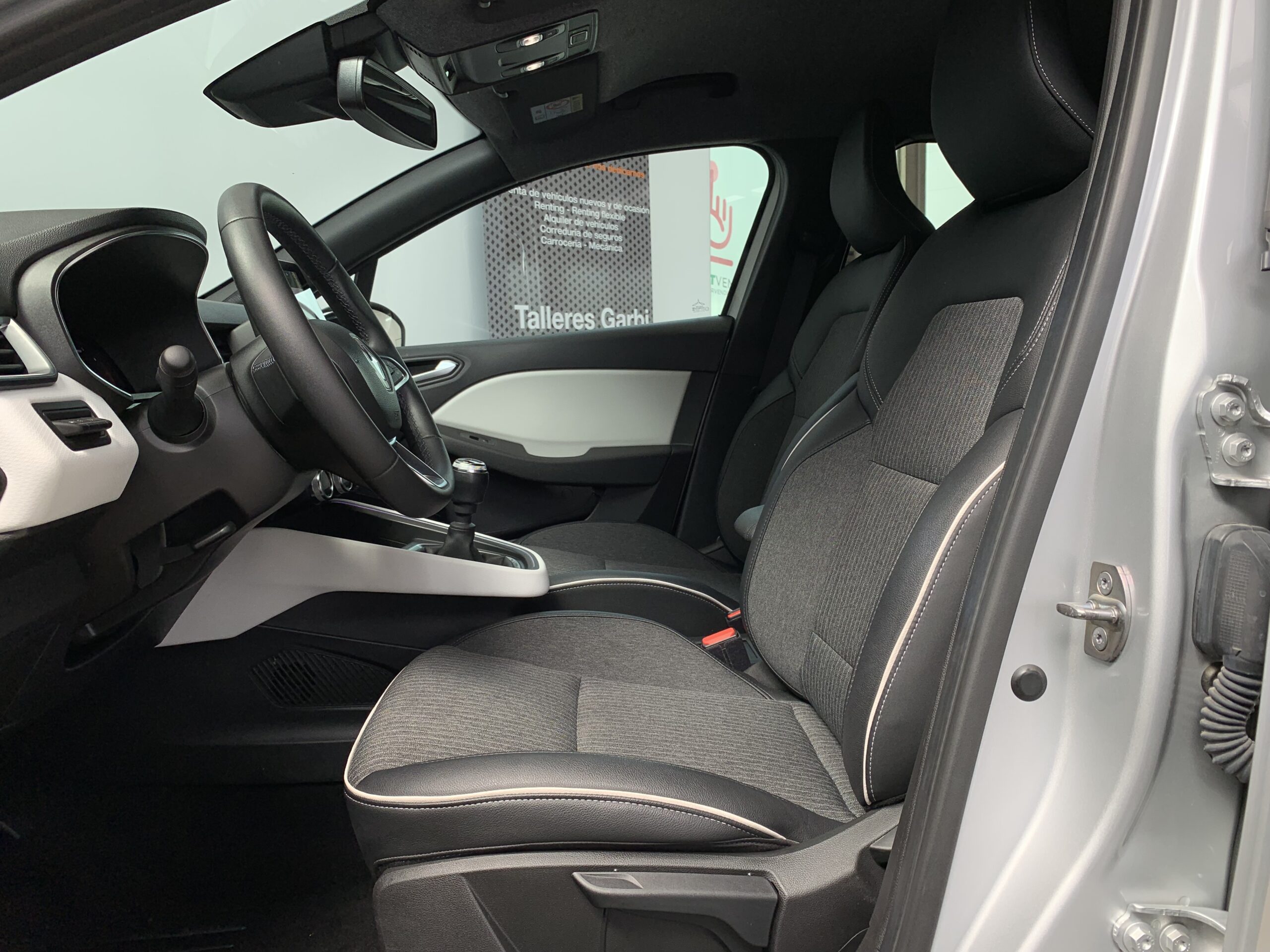 CLIO TECHNO TCE 140 CV + CARGADOR DE INDUCCIÓN + PACK EASY PARKING + PACK LIGHTING + PACK FULL SCREEN EASY LINK + RUEDA DE REPUESTO