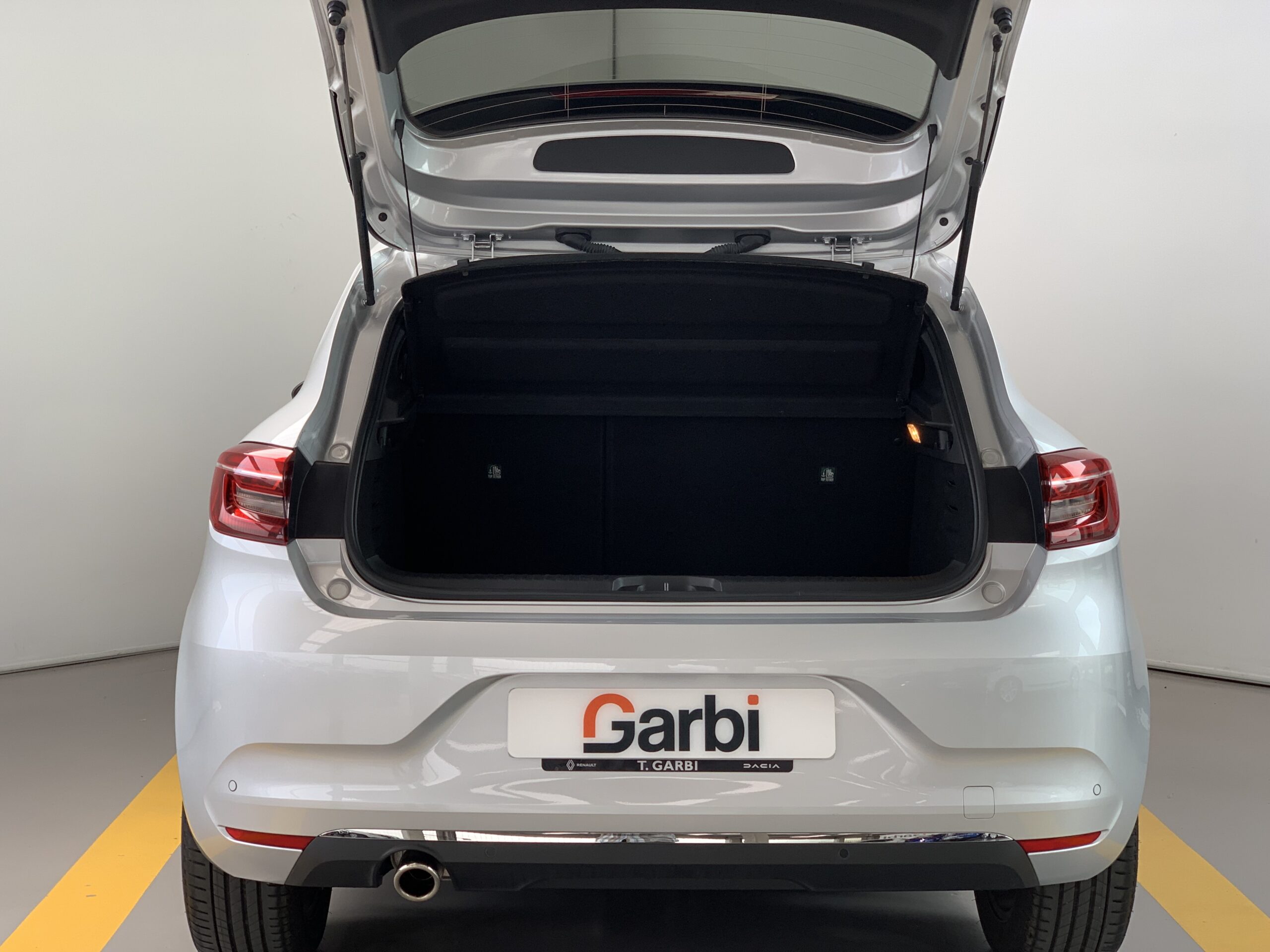 CLIO TECHNO TCE 140 CV + CARGADOR DE INDUCCIÓN + PACK EASY PARKING + PACK LIGHTING + PACK FULL SCREEN EASY LINK + RUEDA DE REPUESTO