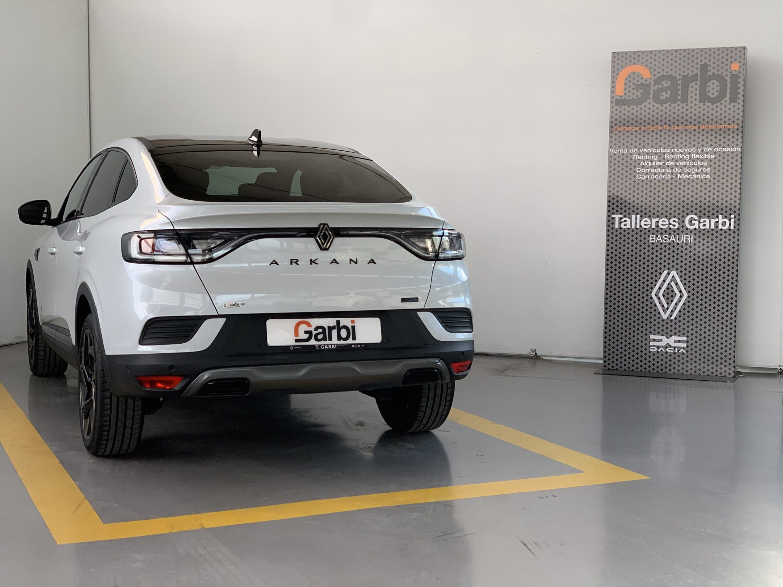 RENAULT ARKANA ESPIRIT ALPINE E-TECH 145CV + PACK PARKING + TECHO DE COLOR NEGRO