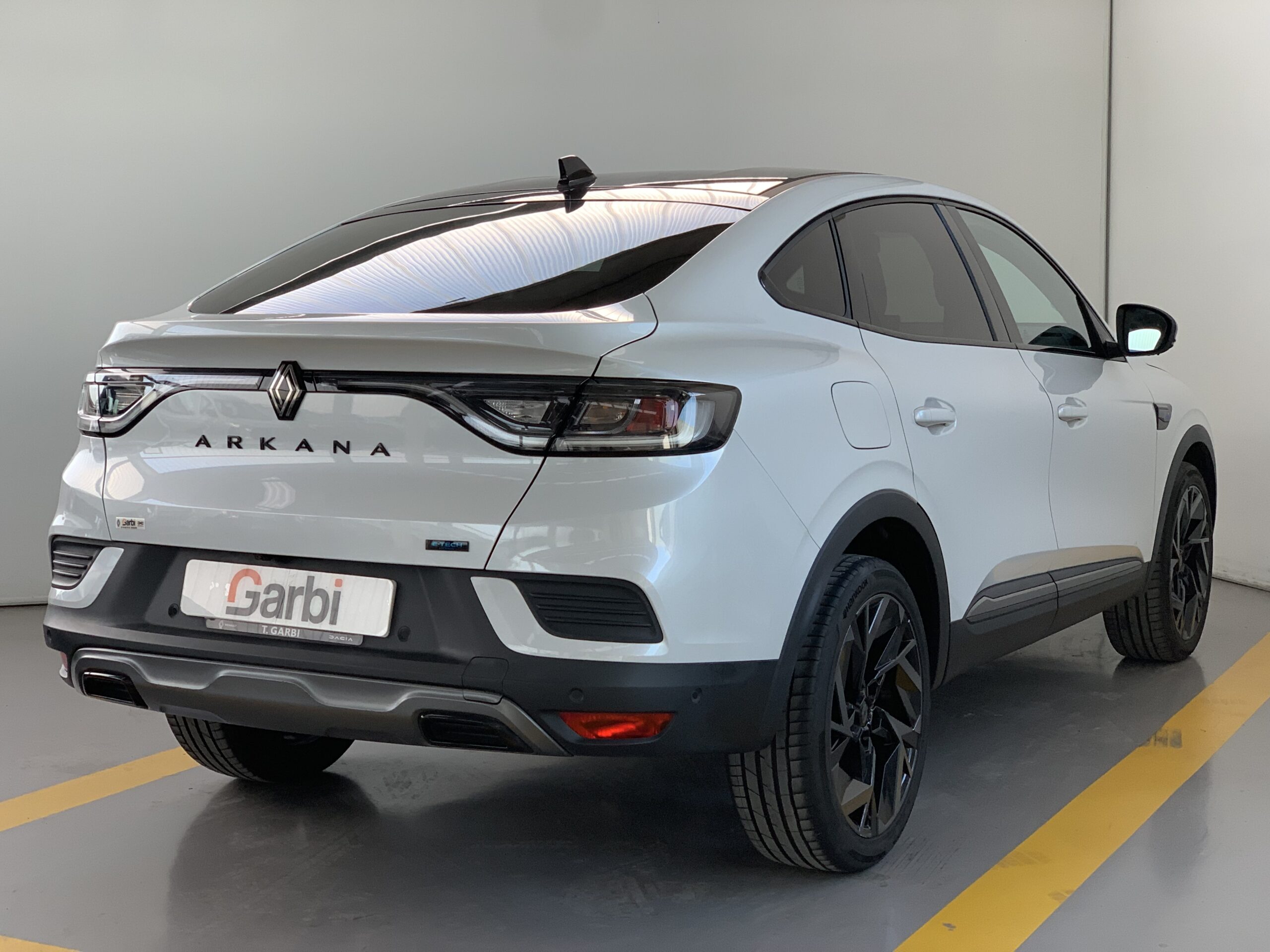 RENAULT ARKANA ESPIRIT ALPINE E-TECH 145CV + PACK PARKING + TECHO DE COLOR NEGRO