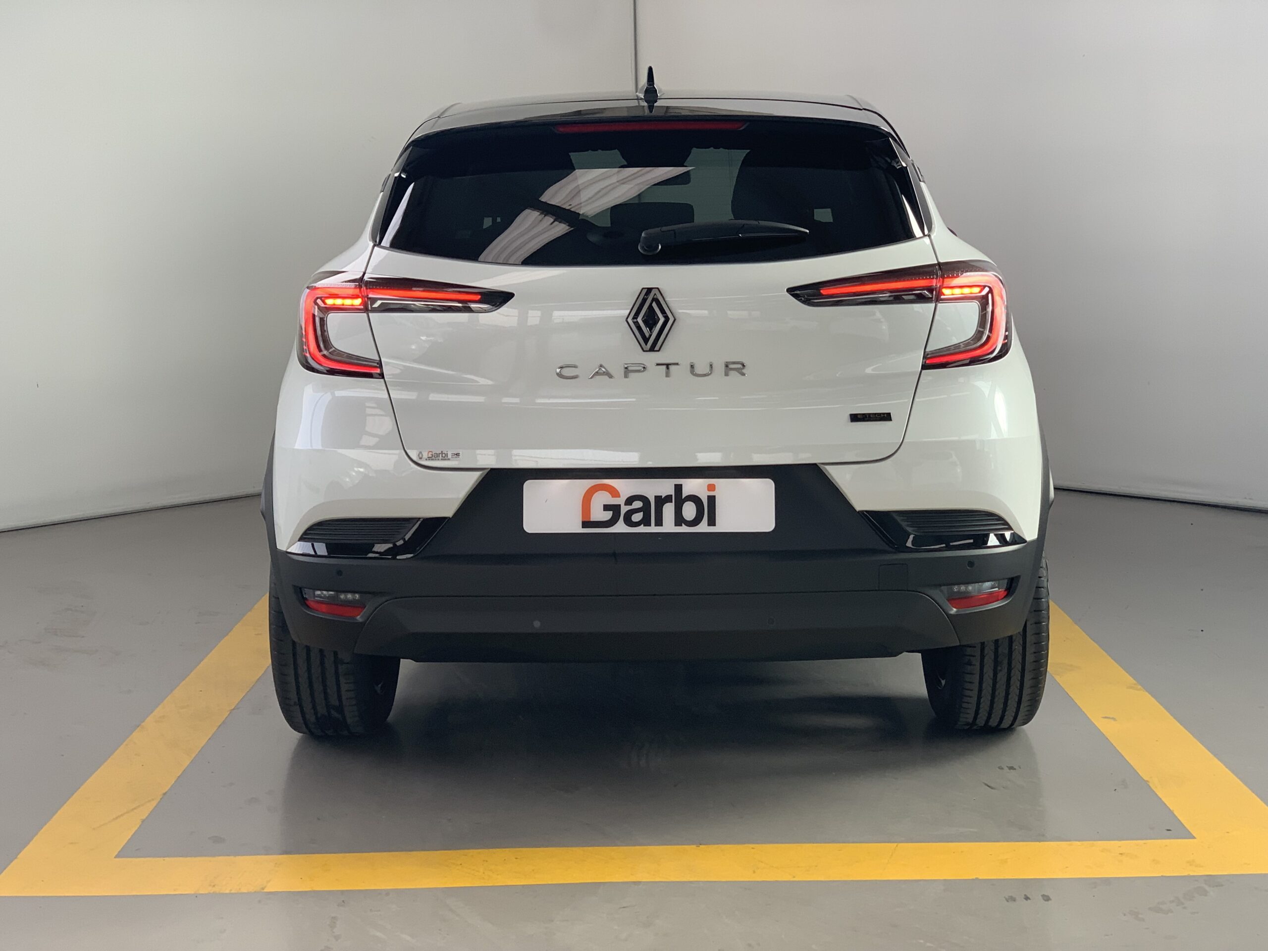 RENAULT CAPTUR TECHNO FULL HYBRID 160CV + RUEDA DE REPUESTO + CARROCERIA BLANCO NACARADO CON TECHO NEGRO BRILLANTE