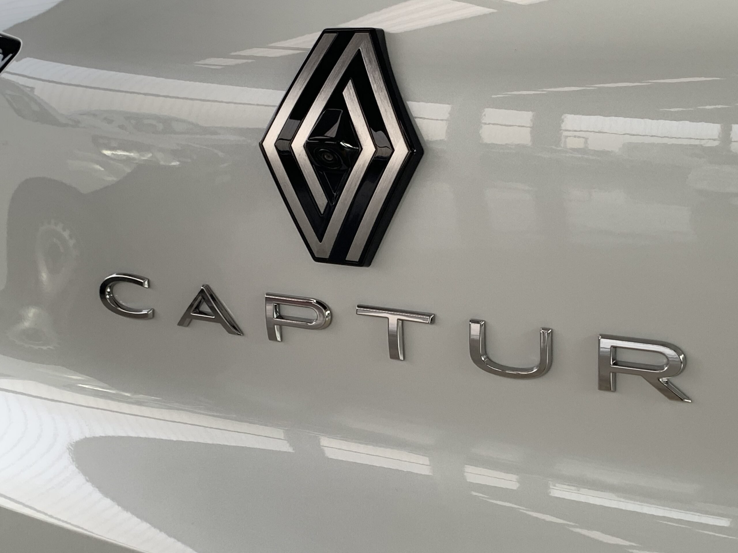 RENAULT CAPTUR TECHNO FULL HYBRID 160CV + RUEDA DE REPUESTO + CARROCERIA BLANCO NACARADO CON TECHO NEGRO BRILLANTE