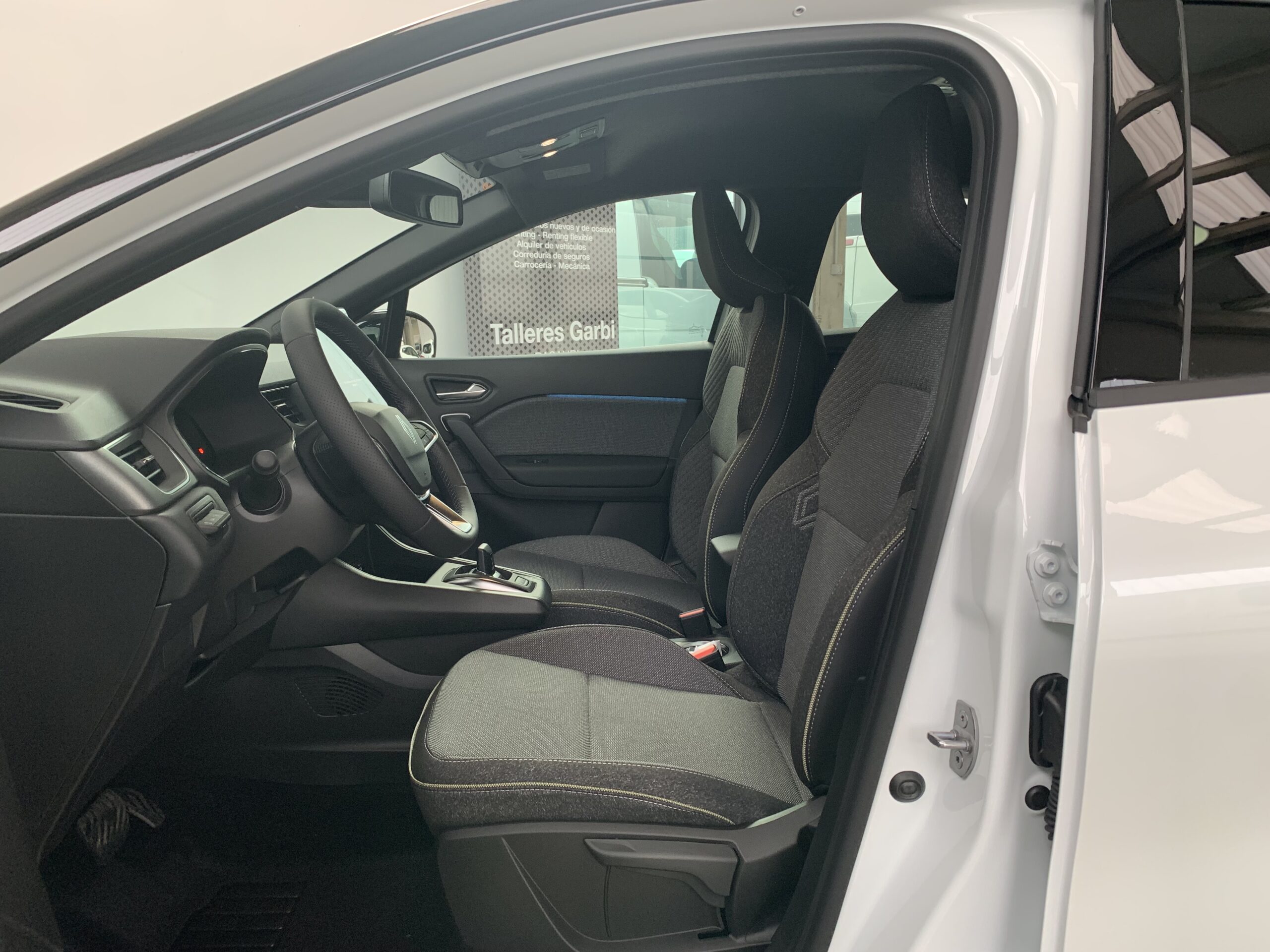 RENAULT CAPTUR TECHNO FULL HYBRID 160CV + RUEDA DE REPUESTO + CARROCERIA BLANCO NACARADO CON TECHO NEGRO BRILLANTE