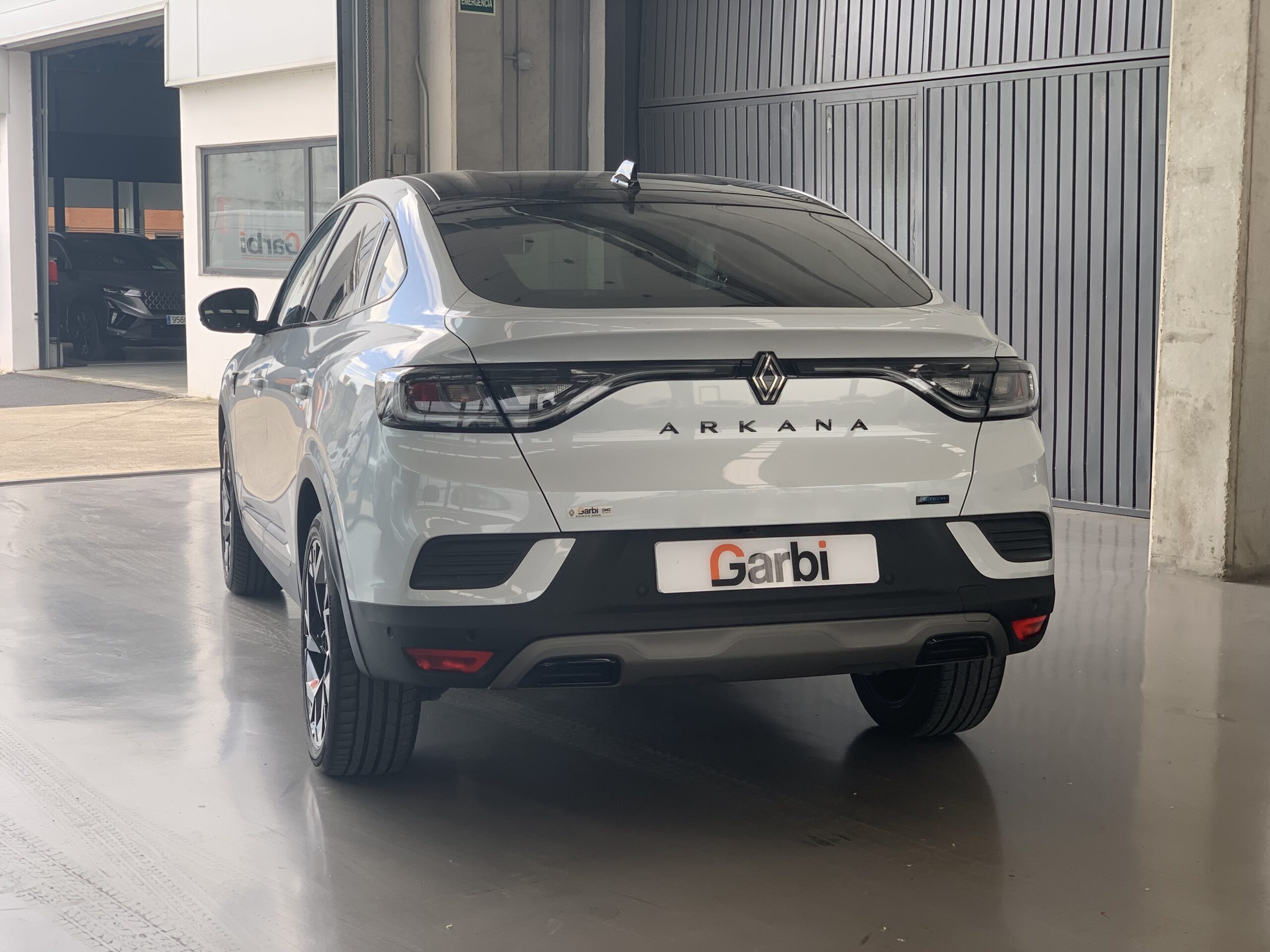 RENAULT ARKANA ESPIRIT ALPINE FULL HYBRID 145CV + PACK PARKING PLUS + TECHO DE COLOR NEGRO