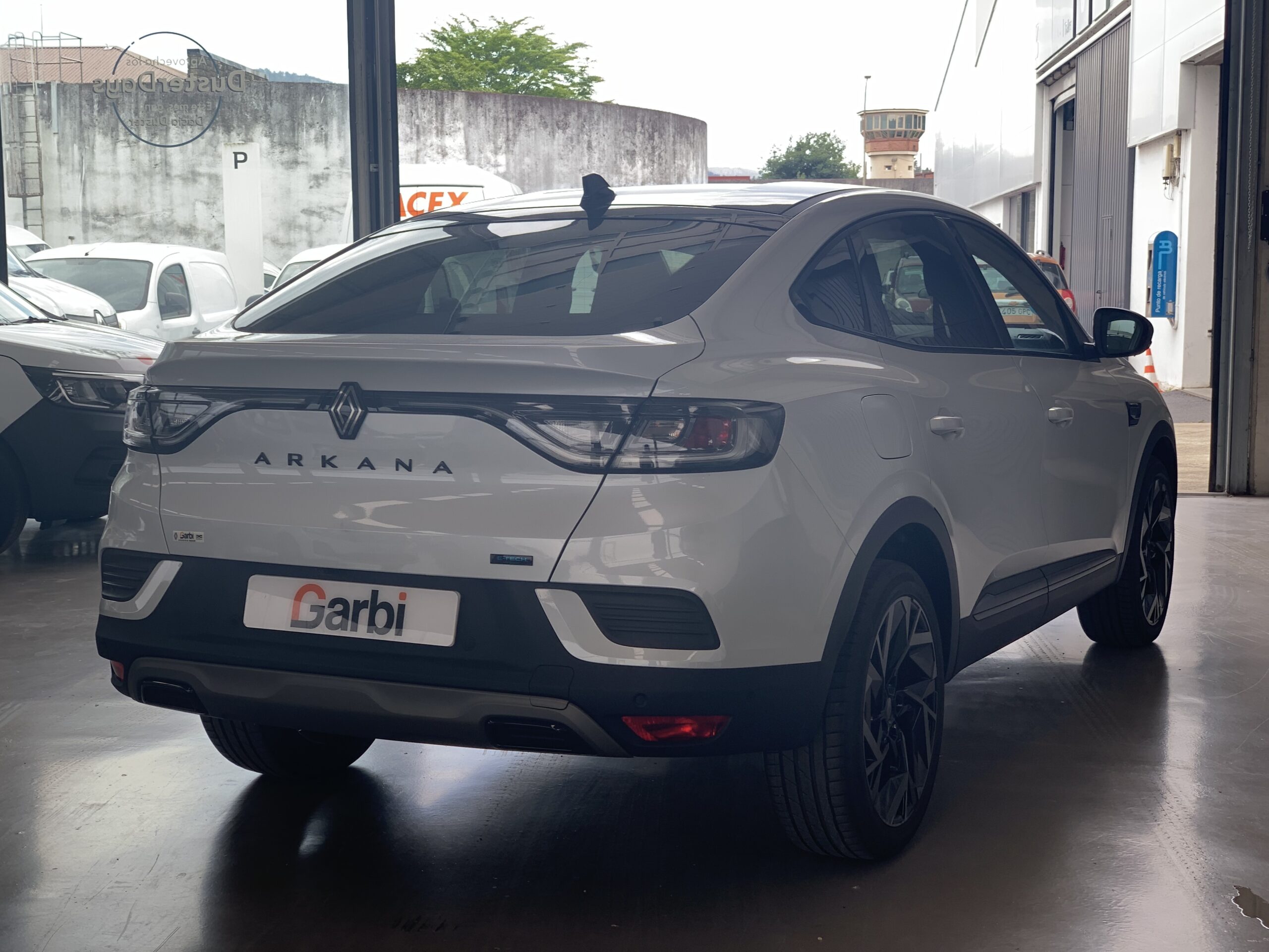 RENAULT ARKANA ESPIRIT ALPINE FULL HYBRID 145CV + PACK PARKING PLUS + TECHO DE COLOR NEGRO