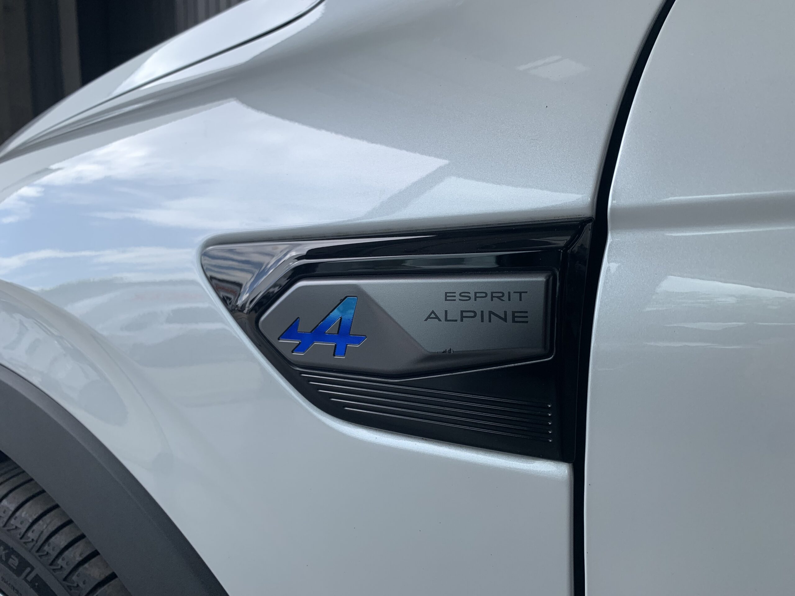 RENAULT ARKANA ESPIRIT ALPINE FULL HYBRID 145CV + PACK PARKING PLUS + TECHO DE COLOR NEGRO