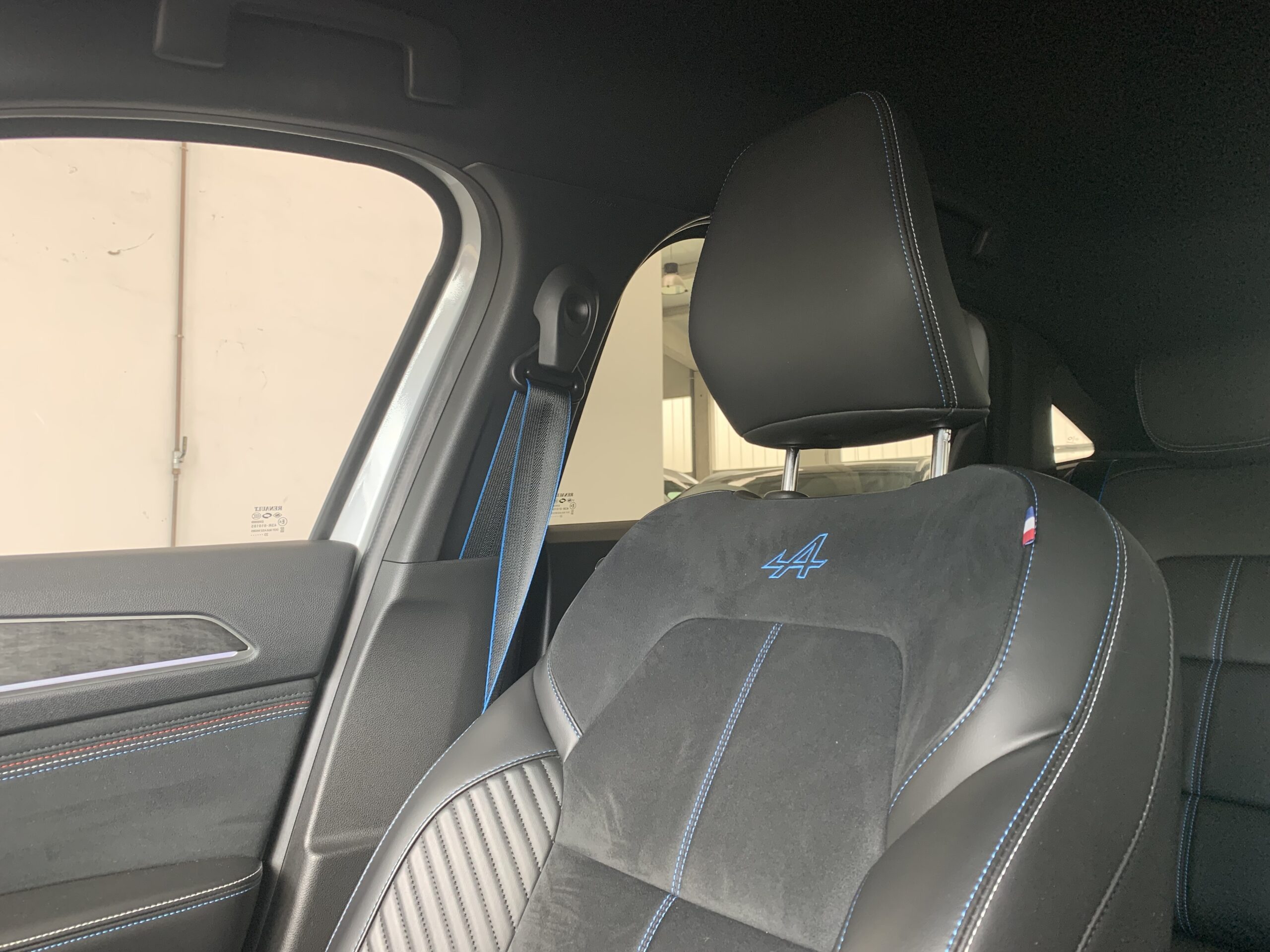 RENAULT ARKANA ESPIRIT ALPINE FULL HYBRID 145CV + PACK PARKING PLUS + TECHO DE COLOR NEGRO