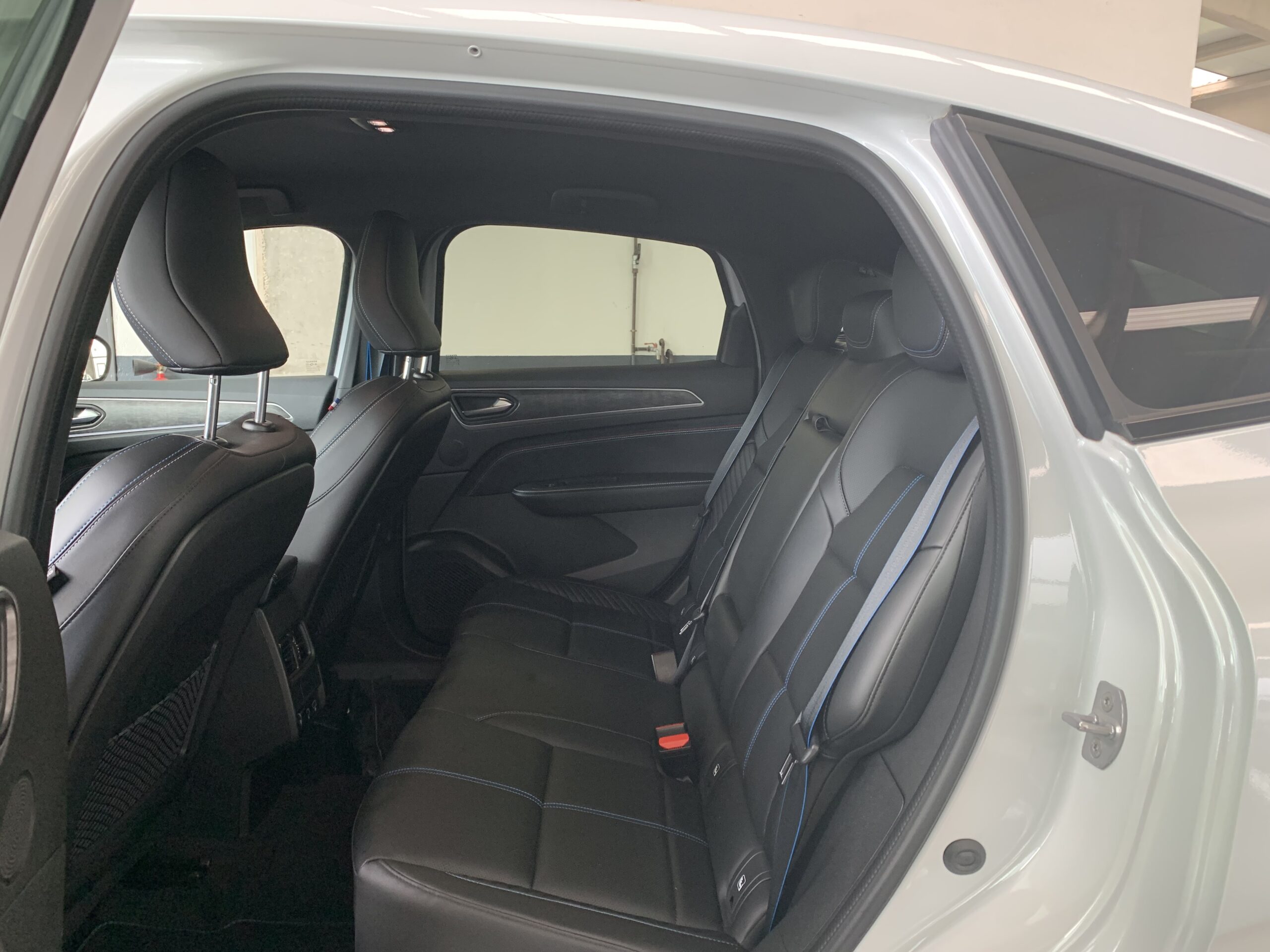 RENAULT ARKANA ESPIRIT ALPINE FULL HYBRID 145CV + PACK PARKING PLUS + TECHO DE COLOR NEGRO