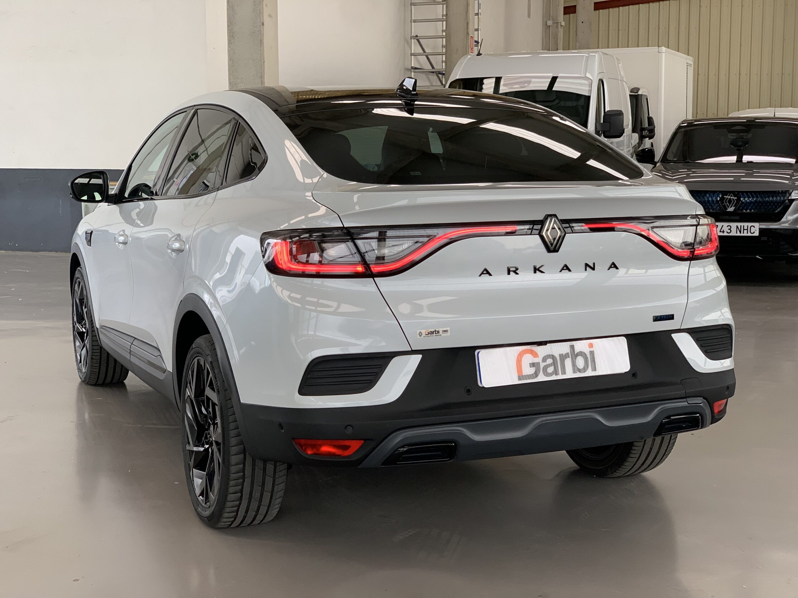 RENAULT ARKANA ESPIRIT ALPINE FULL HYBRID 145CV + PACK PARKING PLUS + TECHO DE COLOR NEGRO
