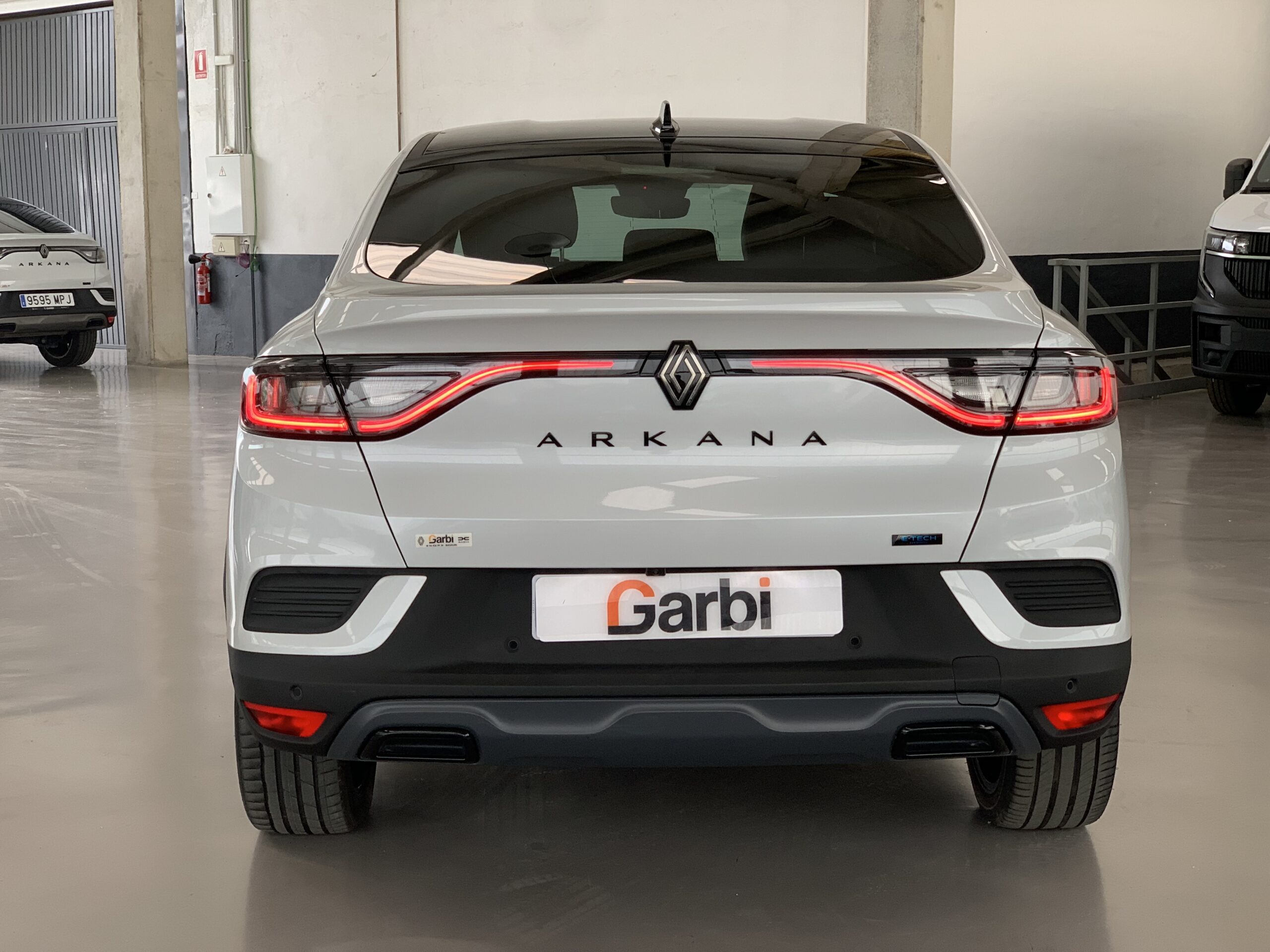 RENAULT ARKANA ESPIRIT ALPINE FULL HYBRID 145CV + PACK PARKING PLUS + TECHO DE COLOR NEGRO