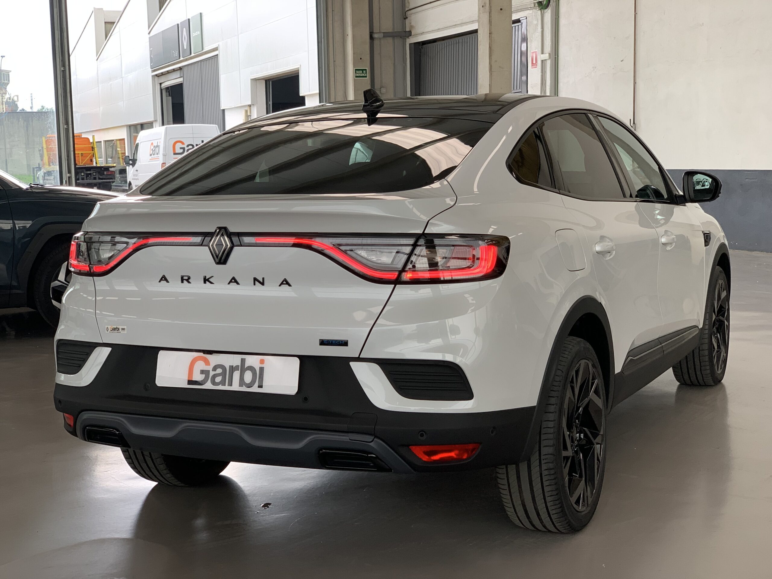RENAULT ARKANA ESPIRIT ALPINE FULL HYBRID 145CV + PACK PARKING PLUS + TECHO DE COLOR NEGRO