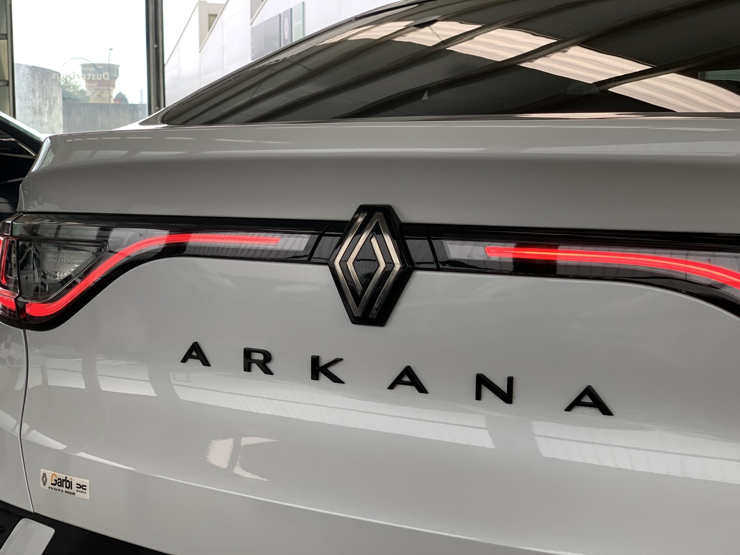 RENAULT ARKANA ESPIRIT ALPINE FULL HYBRID 145CV + PACK PARKING PLUS + TECHO DE COLOR NEGRO