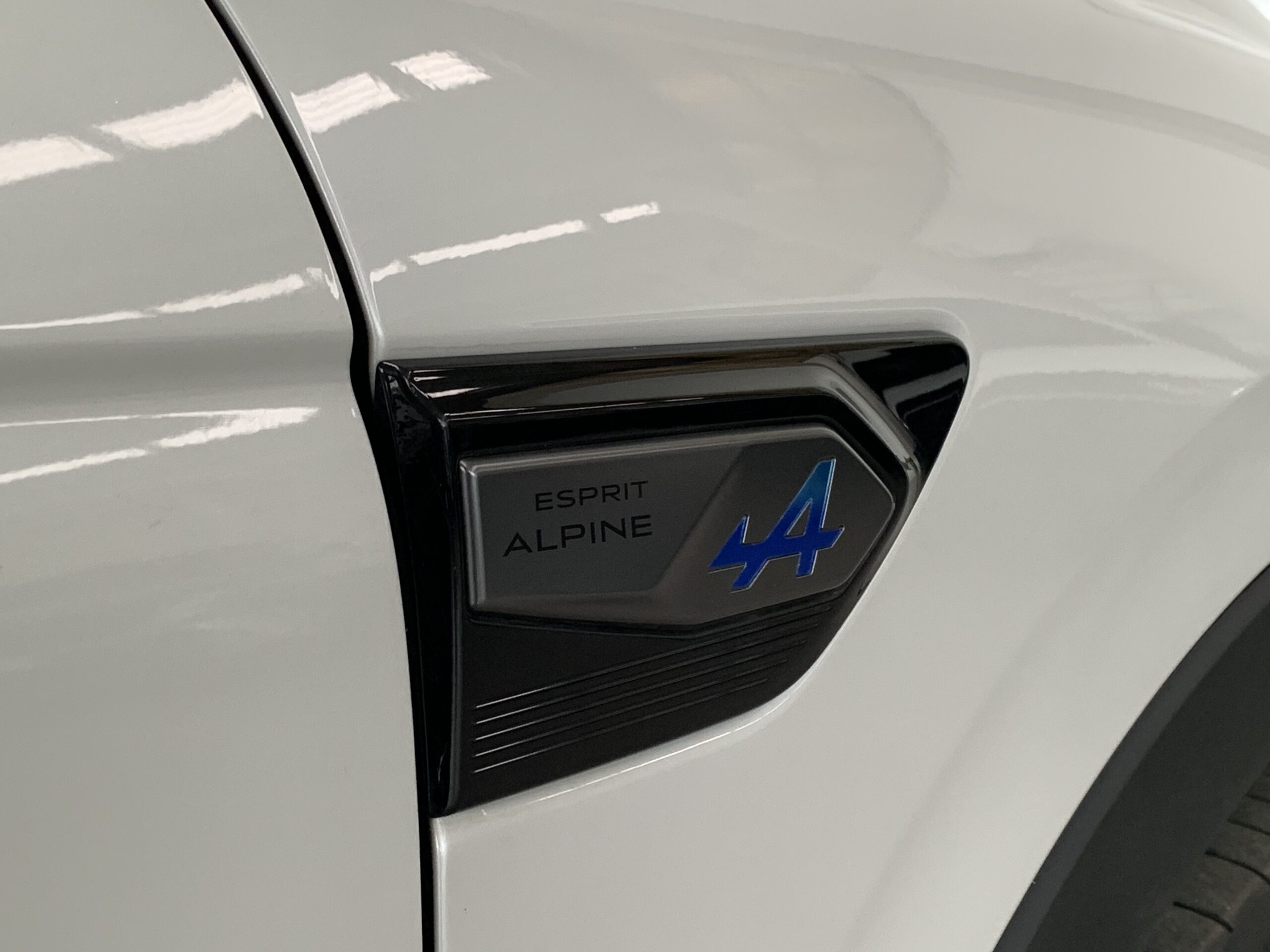 RENAULT ARKANA ESPIRIT ALPINE FULL HYBRID 145CV + PACK PARKING PLUS + TECHO DE COLOR NEGRO