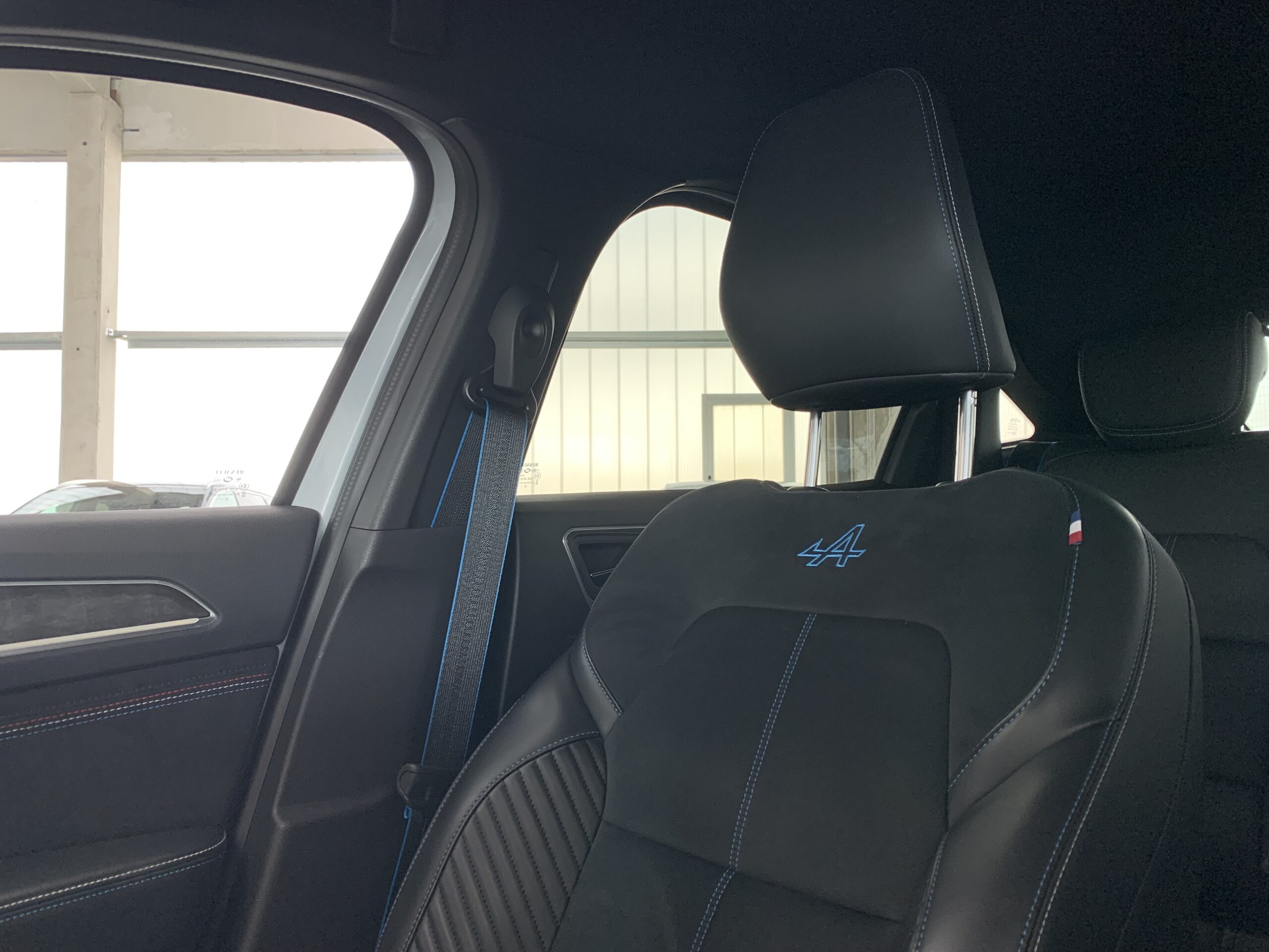 RENAULT ARKANA ESPIRIT ALPINE FULL HYBRID 145CV + PACK PARKING PLUS + TECHO DE COLOR NEGRO