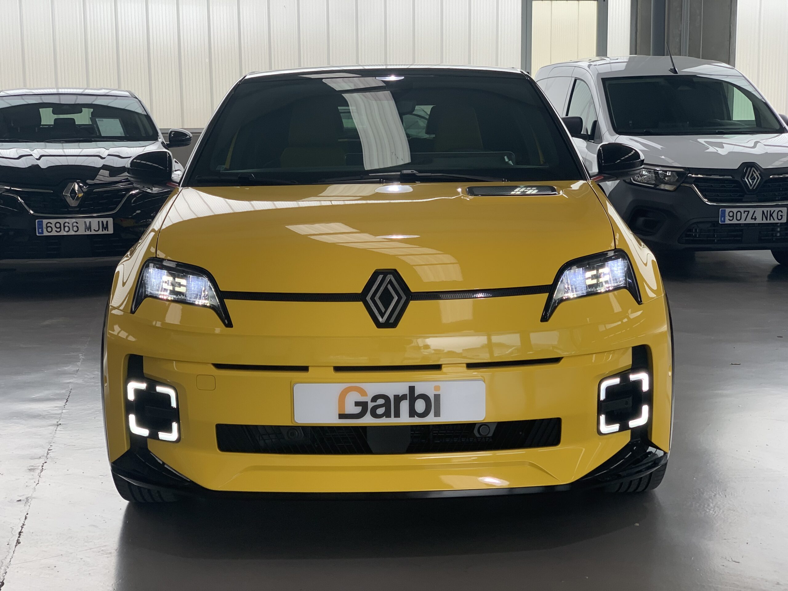 R5 ICONIC CINQ 100% ELECTRICO 150CV AUTONOMIA CONFORT (412KM AUTONOMIA) + PACK SAFETY & EASY DRIVE + HARMAN KARDON + CARGADOR BIDIRECCIONAL