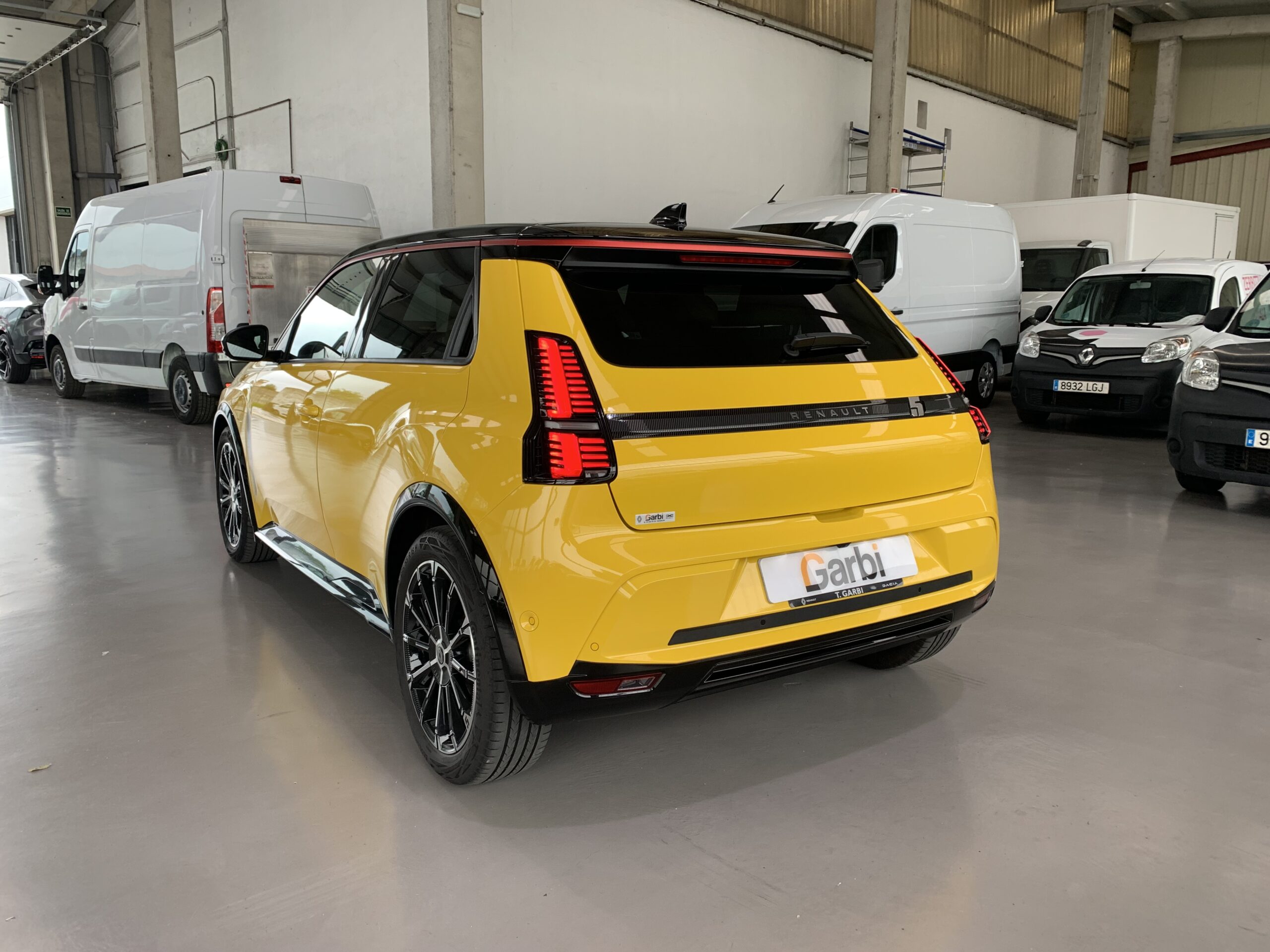R5 ICONIC CINQ 100% ELECTRICO 150CV AUTONOMIA CONFORT (412KM AUTONOMIA) + PACK SAFETY & EASY DRIVE + HARMAN KARDON + CARGADOR BIDIRECCIONAL
