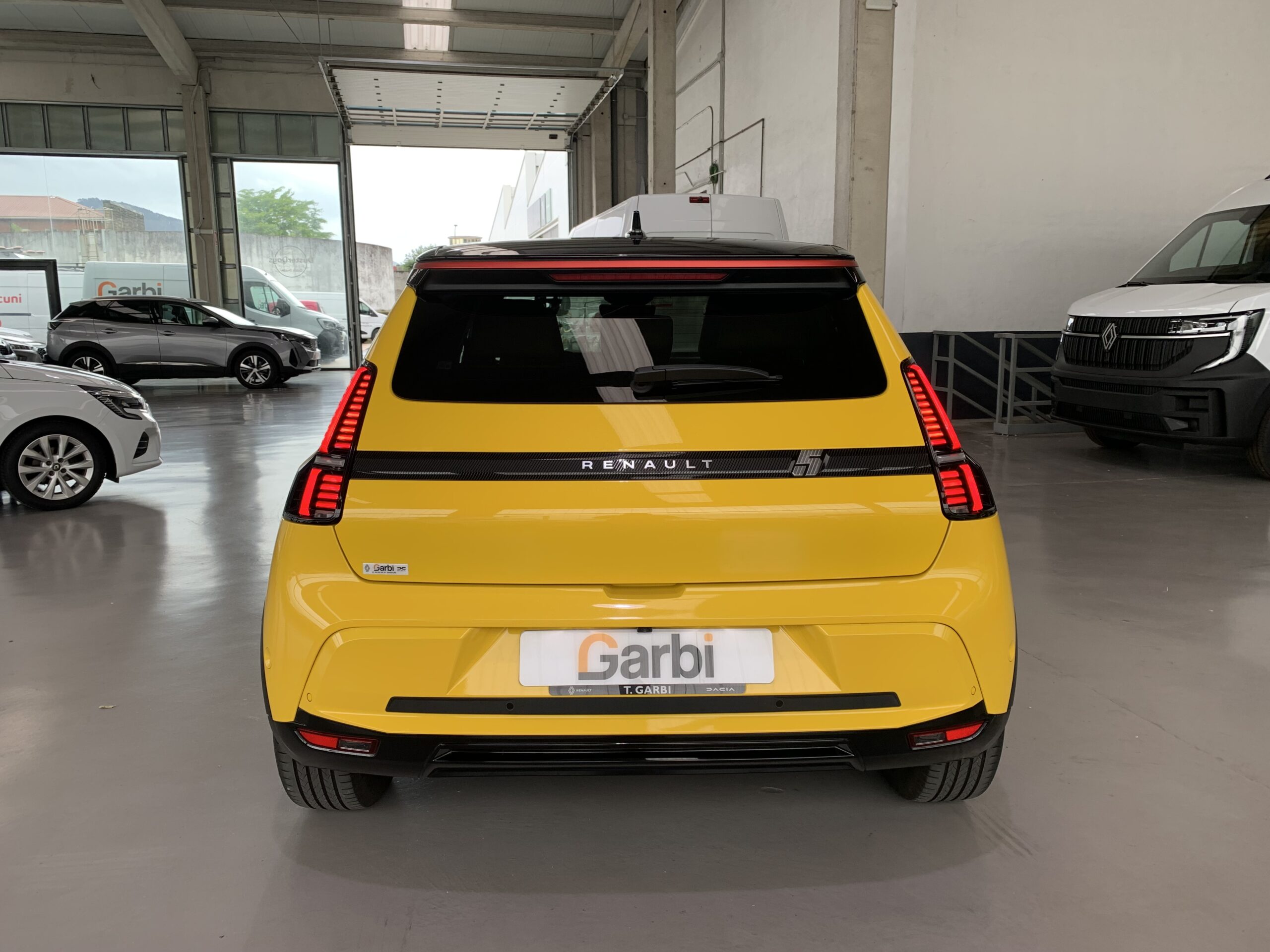 R5 ICONIC CINQ 100% ELECTRICO 150CV AUTONOMIA CONFORT (412KM AUTONOMIA) + PACK SAFETY & EASY DRIVE + HARMAN KARDON + CARGADOR BIDIRECCIONAL