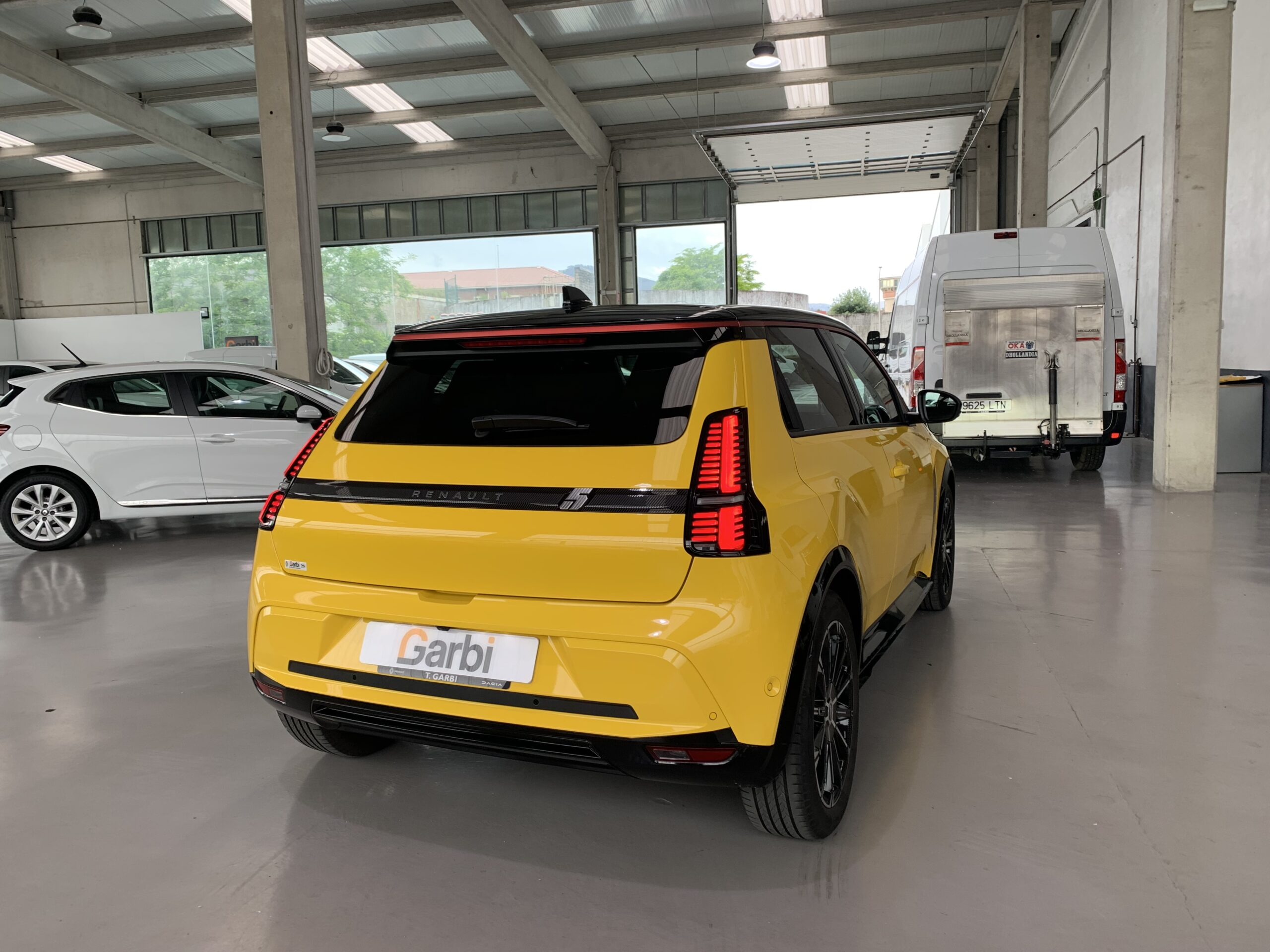 R5 ICONIC CINQ 100% ELECTRICO 150CV AUTONOMIA CONFORT (412KM AUTONOMIA) + PACK SAFETY & EASY DRIVE + HARMAN KARDON + CARGADOR BIDIRECCIONAL