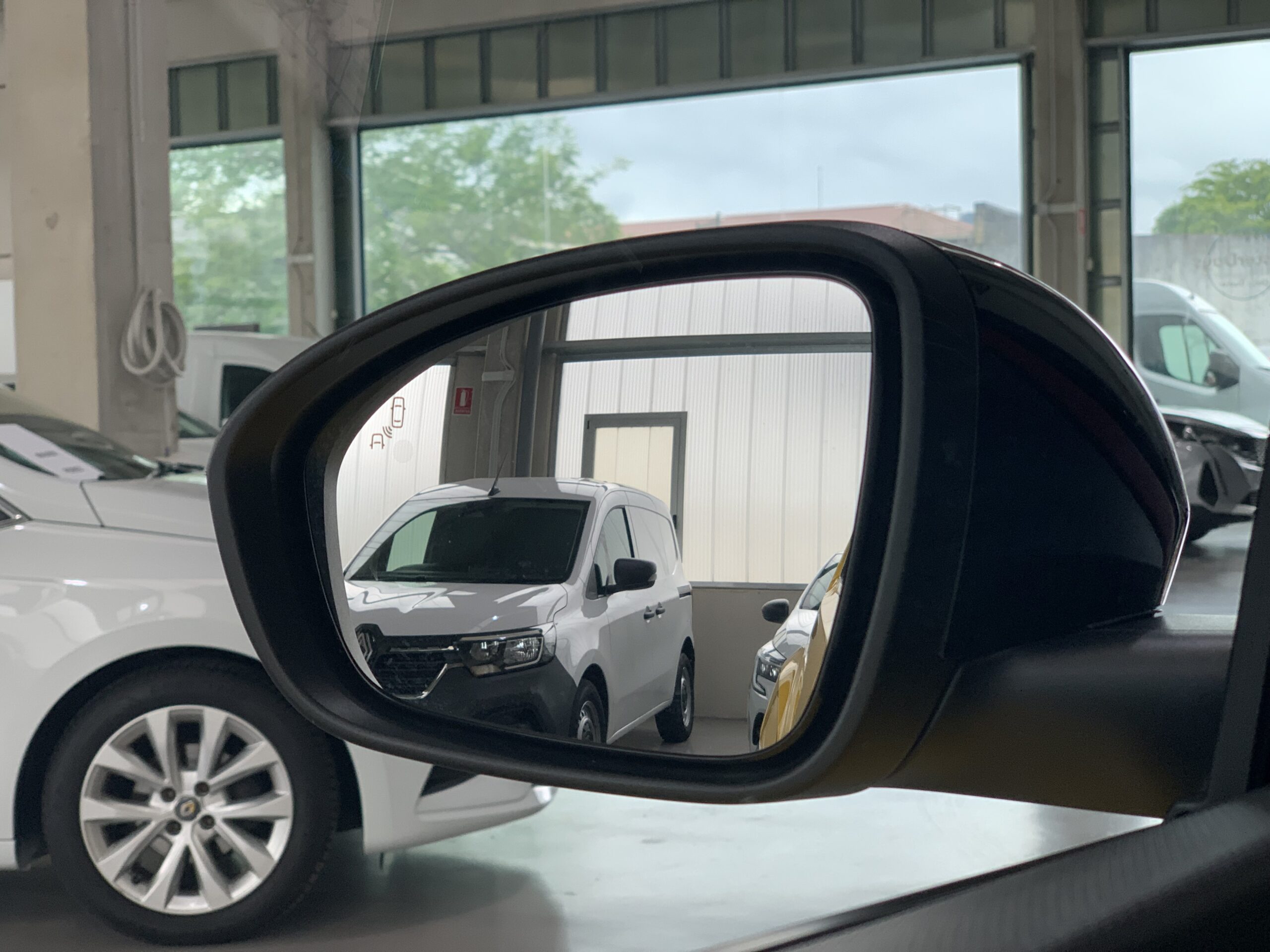 R5 ICONIC CINQ 100% ELECTRICO 150CV AUTONOMIA CONFORT (412KM AUTONOMIA) + PACK SAFETY & EASY DRIVE + HARMAN KARDON + CARGADOR BIDIRECCIONAL