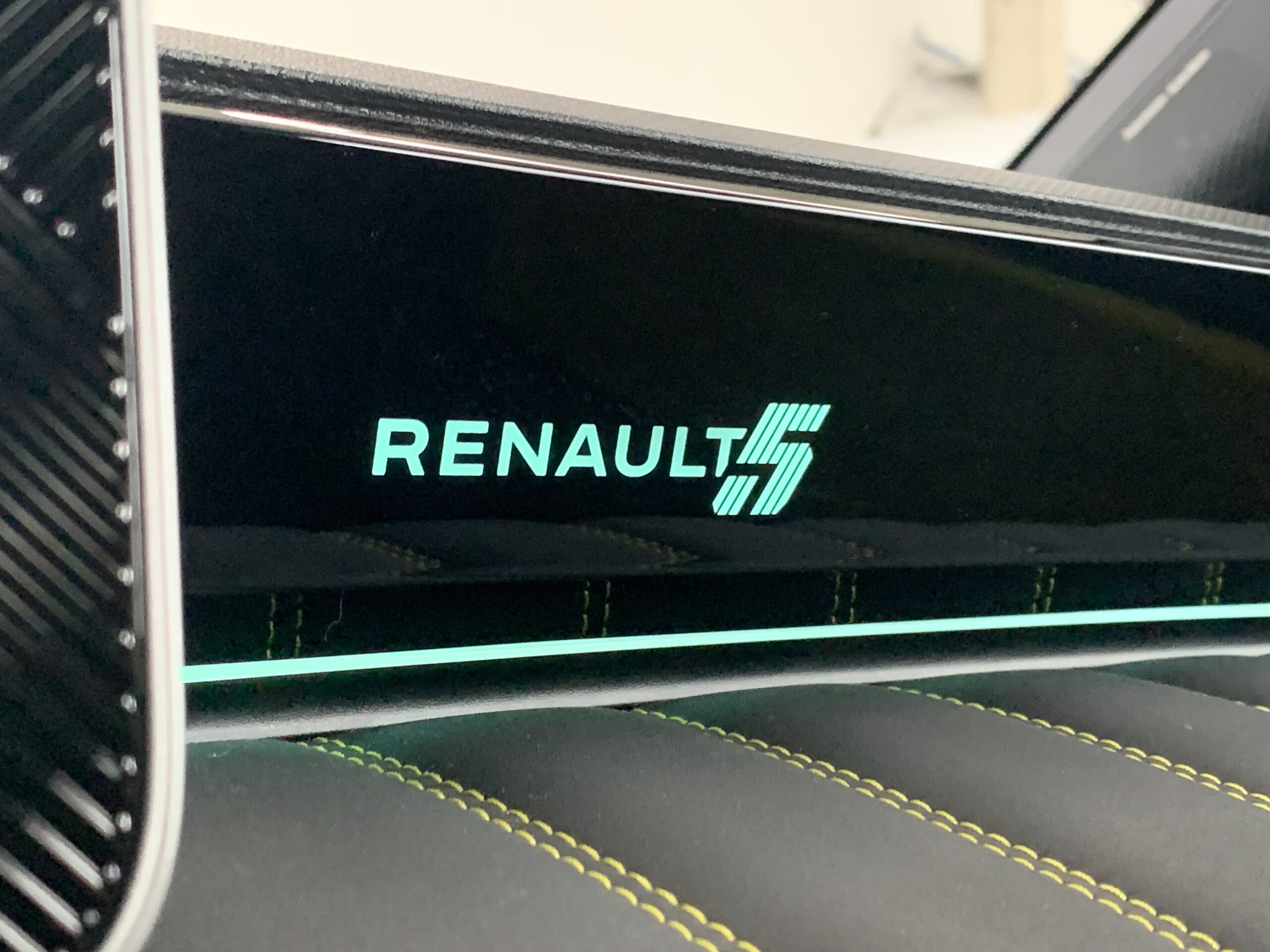 R5 ICONIC CINQ 100% ELECTRICO 150CV AUTONOMIA CONFORT (412KM AUTONOMIA) + PACK SAFETY & EASY DRIVE + HARMAN KARDON + CARGADOR BIDIRECCIONAL