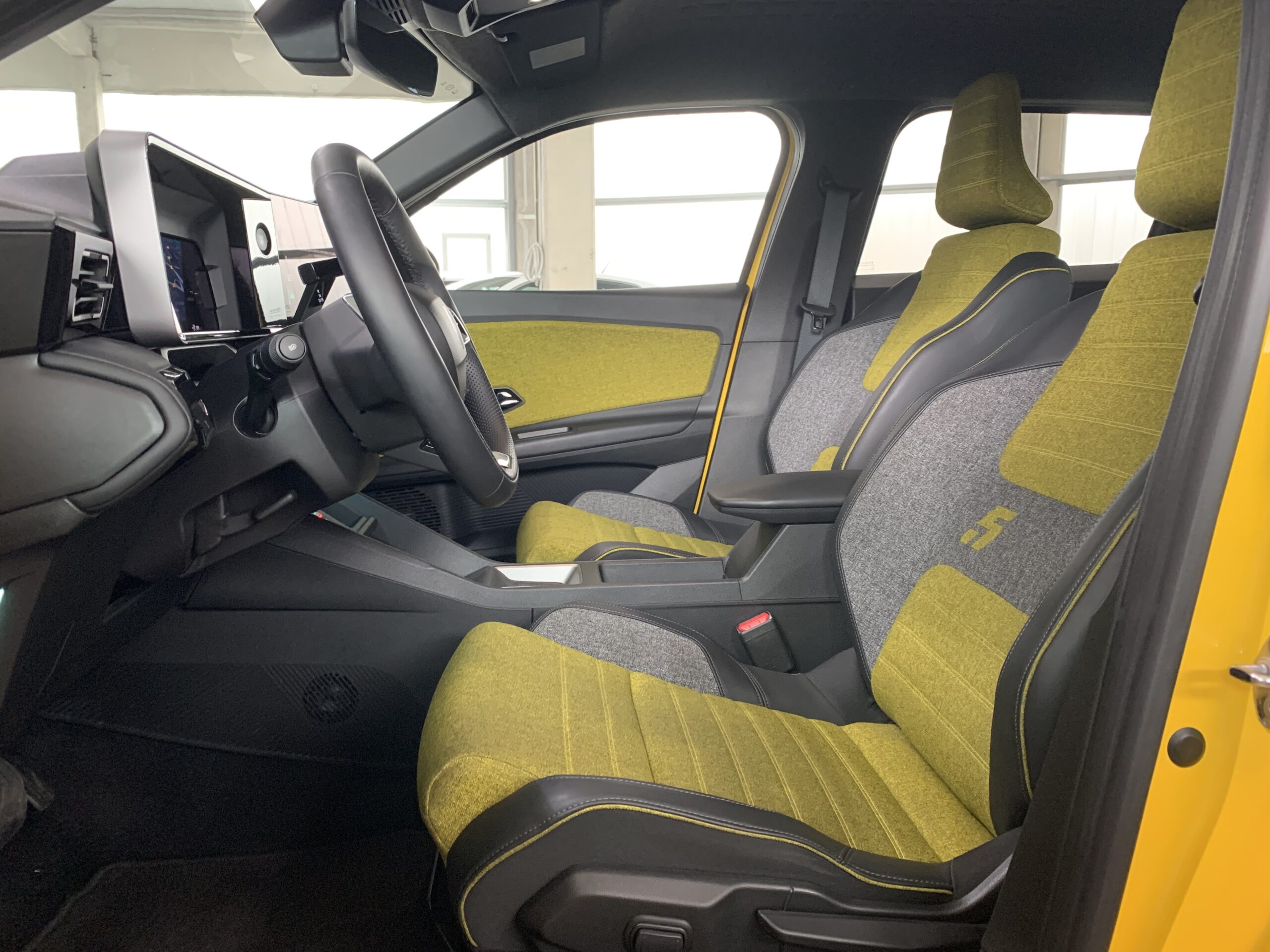 R5 ICONIC CINQ 100% ELECTRICO 150CV AUTONOMIA CONFORT (412KM AUTONOMIA) + PACK SAFETY & EASY DRIVE + HARMAN KARDON + CARGADOR BIDIRECCIONAL