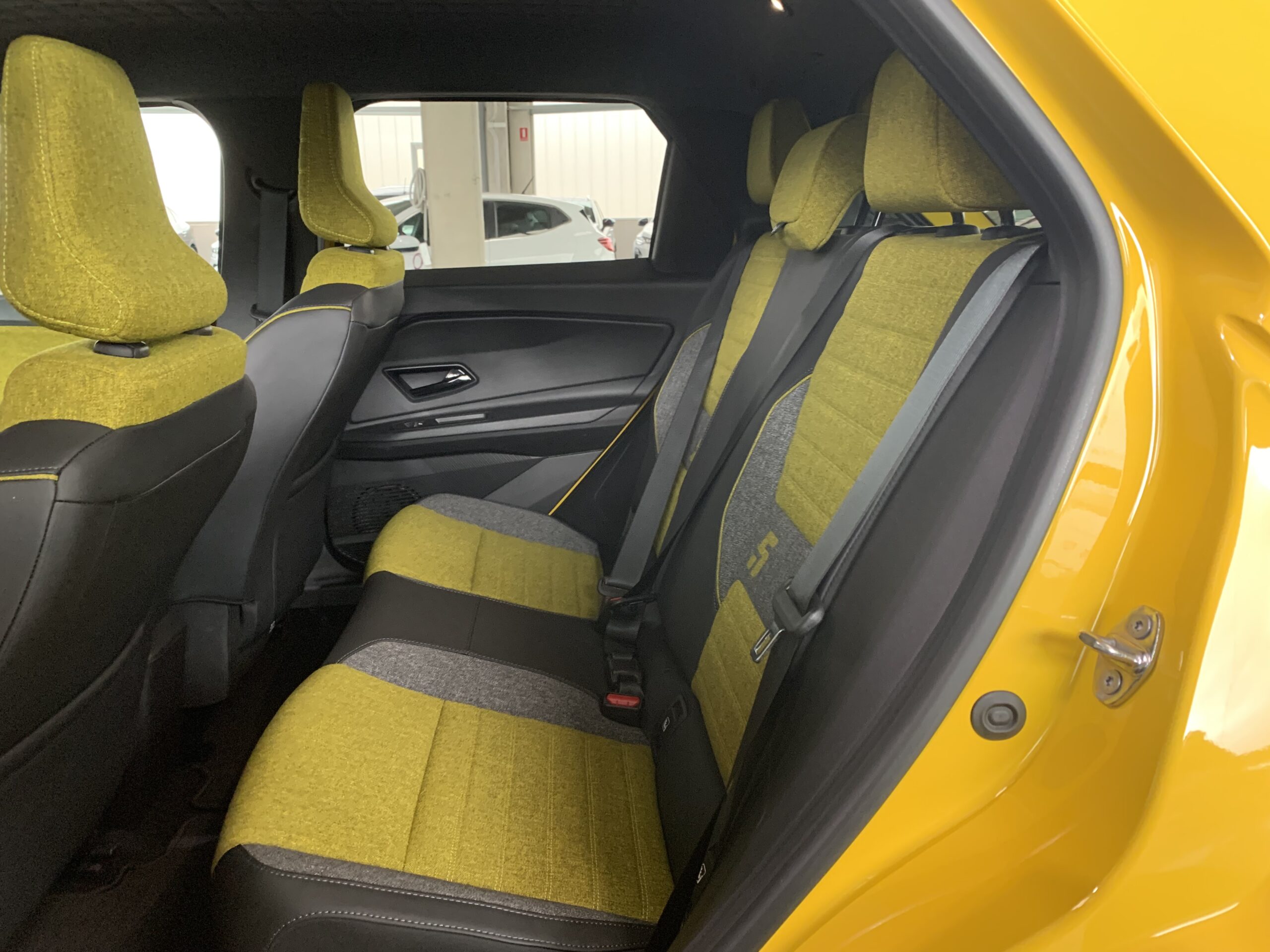 R5 ICONIC CINQ 100% ELECTRICO 150CV AUTONOMIA CONFORT (412KM AUTONOMIA) + PACK SAFETY & EASY DRIVE + HARMAN KARDON + CARGADOR BIDIRECCIONAL
